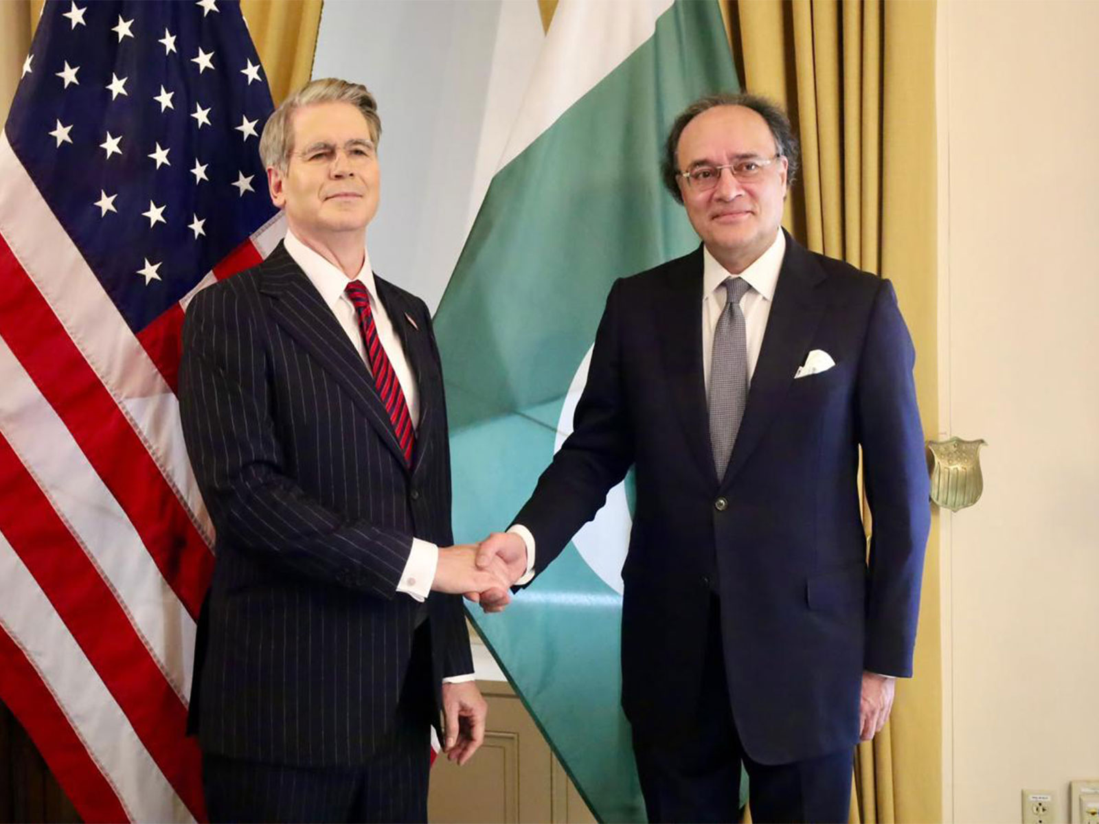 US Treasury Secretary Scott Bessent with Pakistani Finance Minister Muhammad Aurangzeb (Photo/X@Financegovpk)