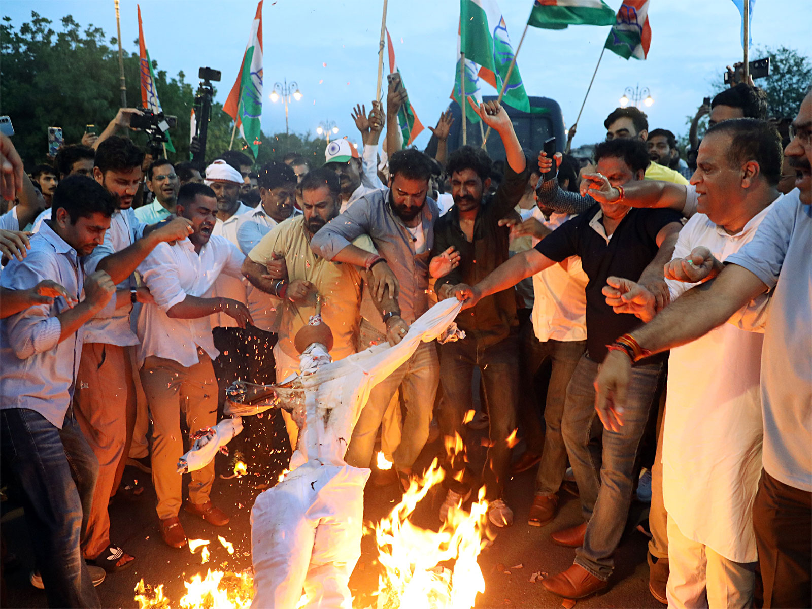 Congress party workers burn an effigy during the protest (Photo/ANI)