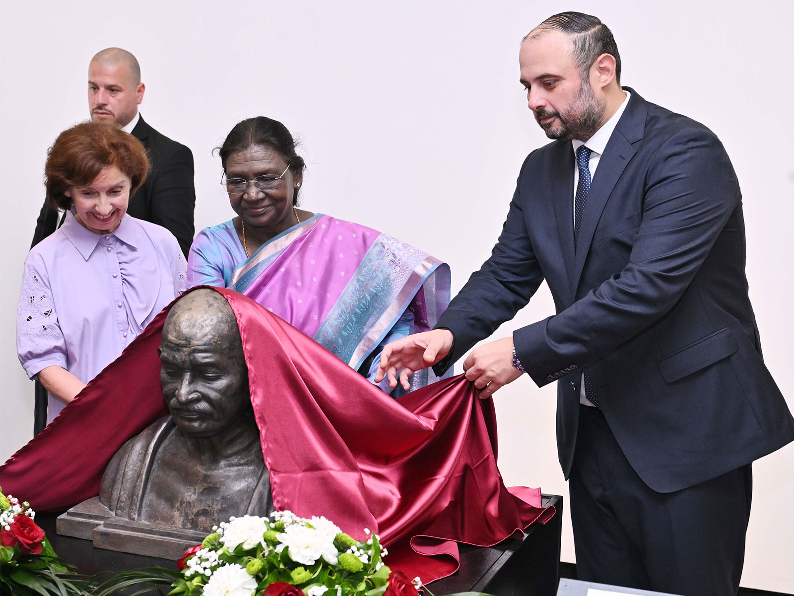 President Droupadi Murmu and  North Macedonian President Gordana Siljanovska-Davkova  jointly unveil bust of Mahatma Gandhi at the Skopje Museum (Photo/X/@rashtrapatibhvn)