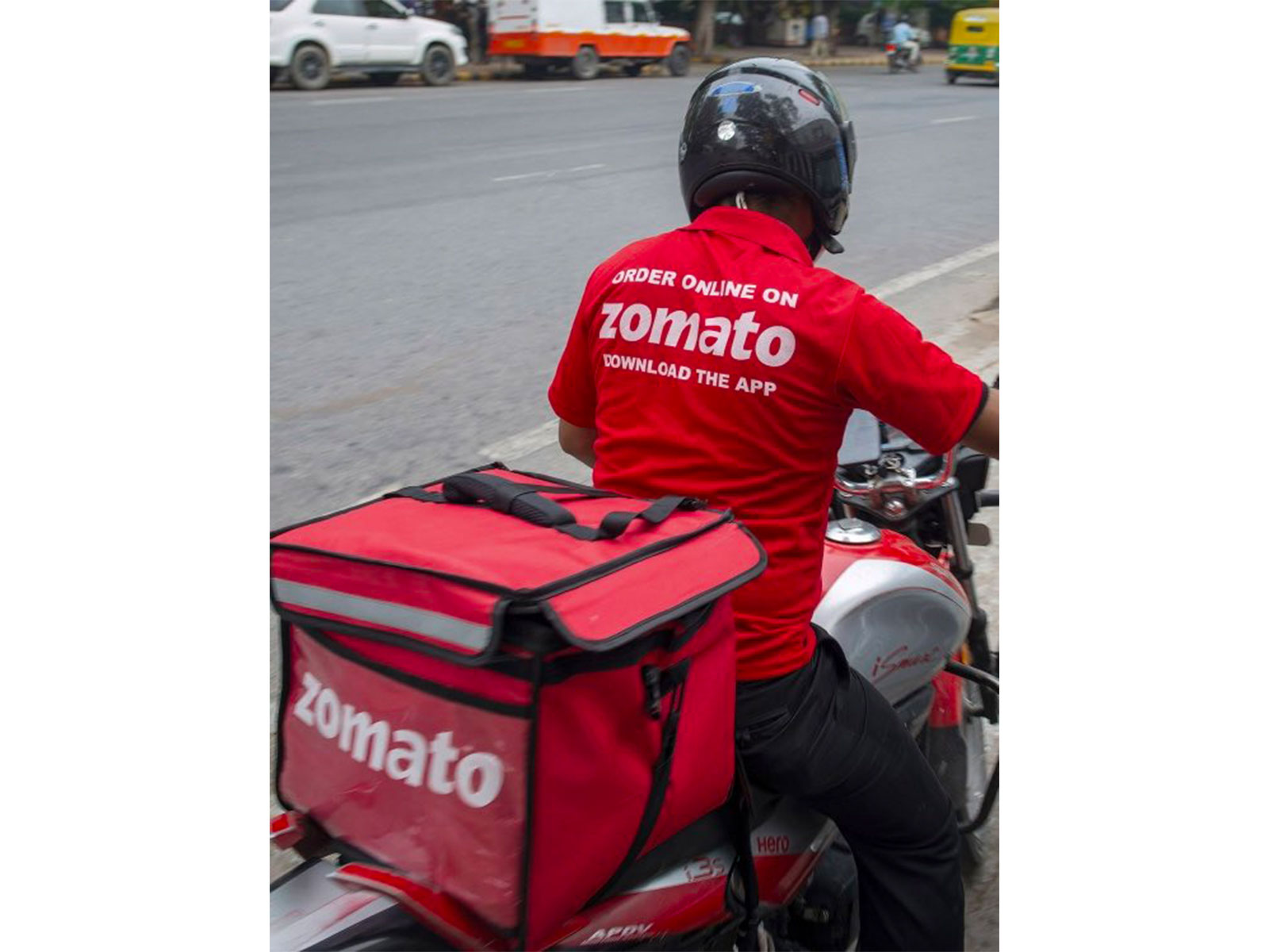 A Zomato delivery partner (Photo/@zomato) 