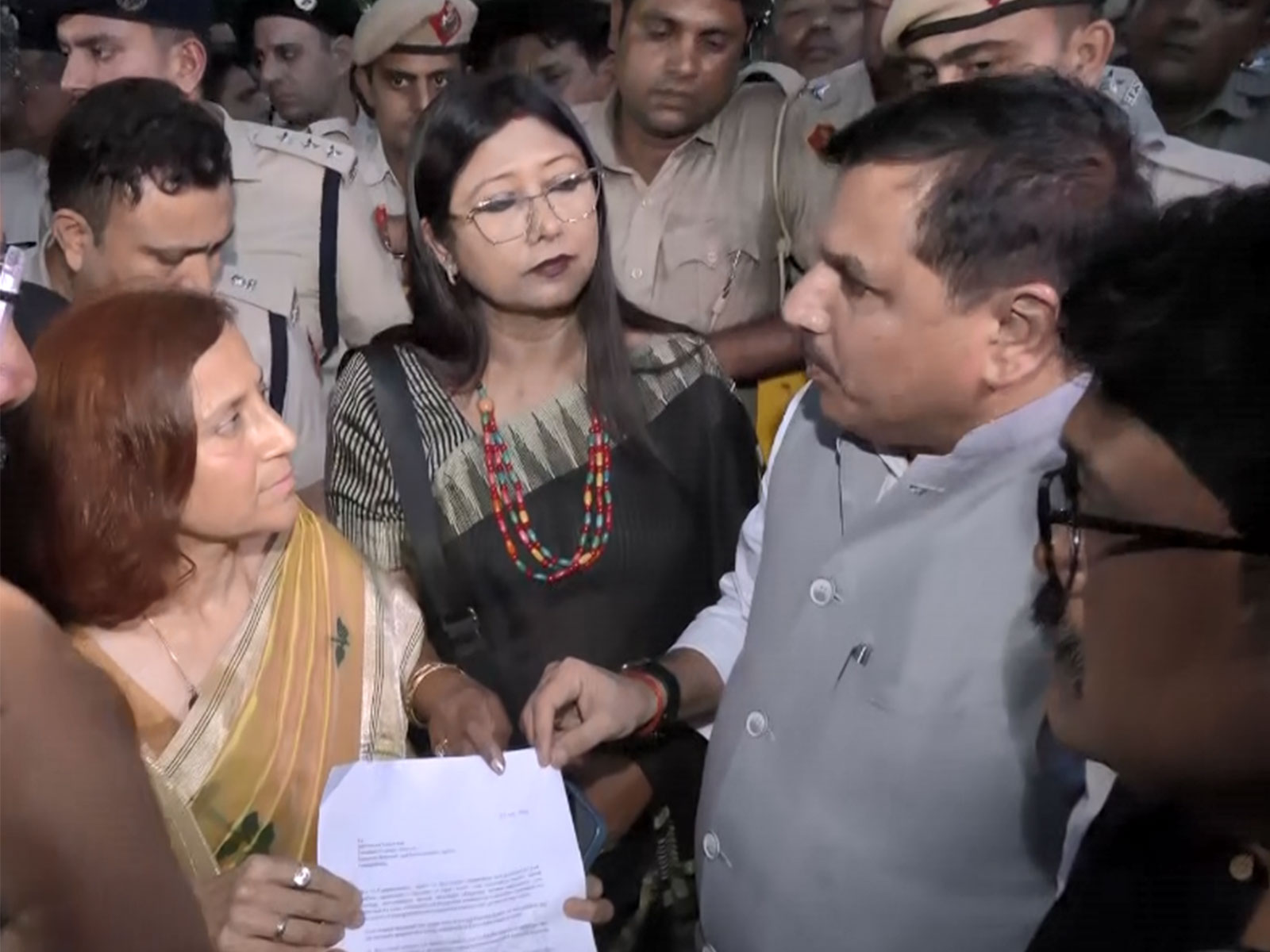 AAP MP Sanjay Singh gives letter to Gitanjali Angmo outside Medanta Hospital (Photo/ANI)