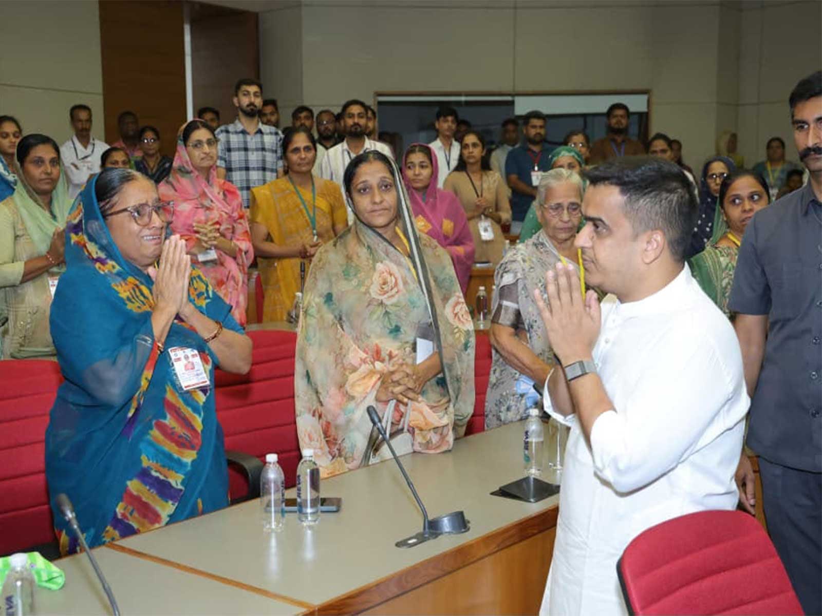 Gujarat Dy CM Harsh Sanghavi distributed financial aid (Photo/Gujarat CMO)