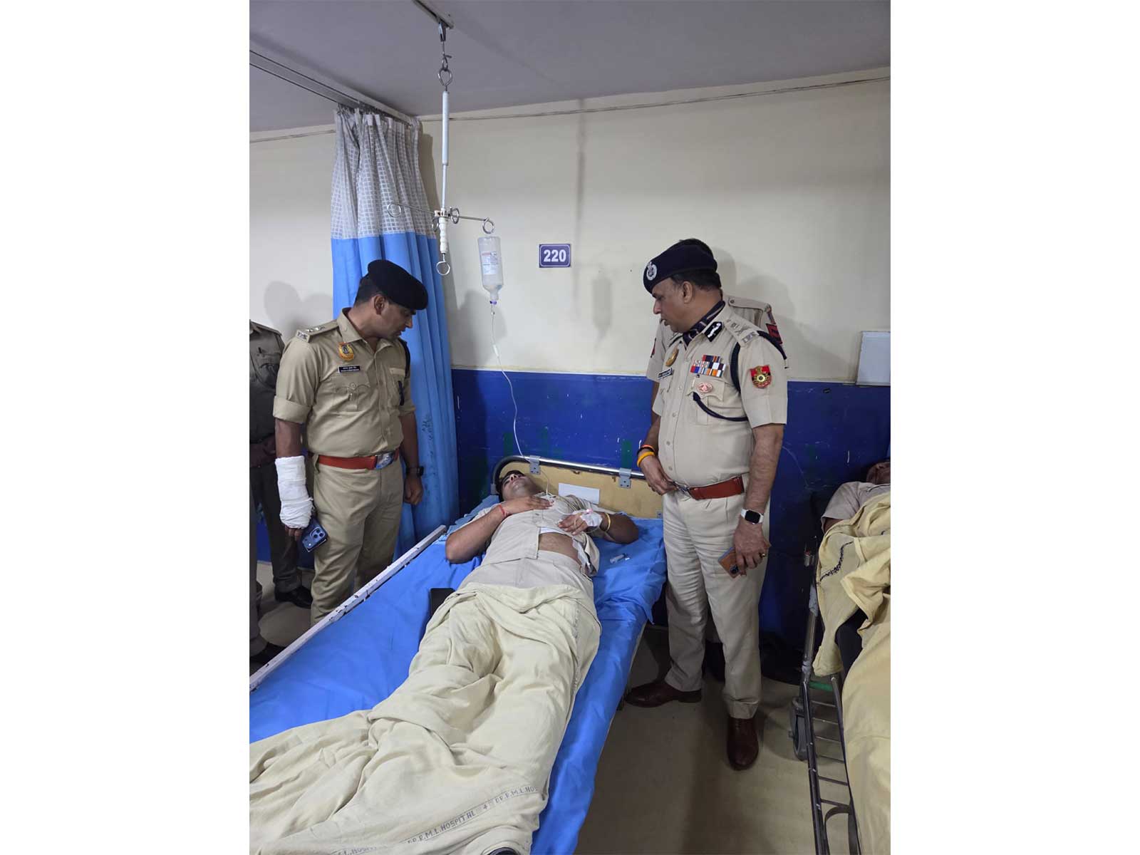 Special Commissioner of Police (L&O, Zone-I) Devesh Chandra Srivastva visits injured police personnel (Photo/Delhi Police)