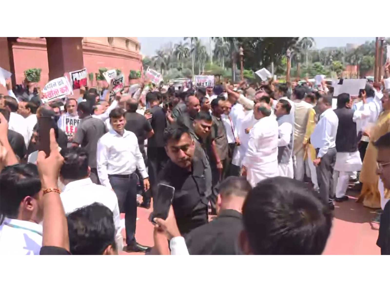NDA, INDIA bloc face off outside parliament (Photo/ANI)