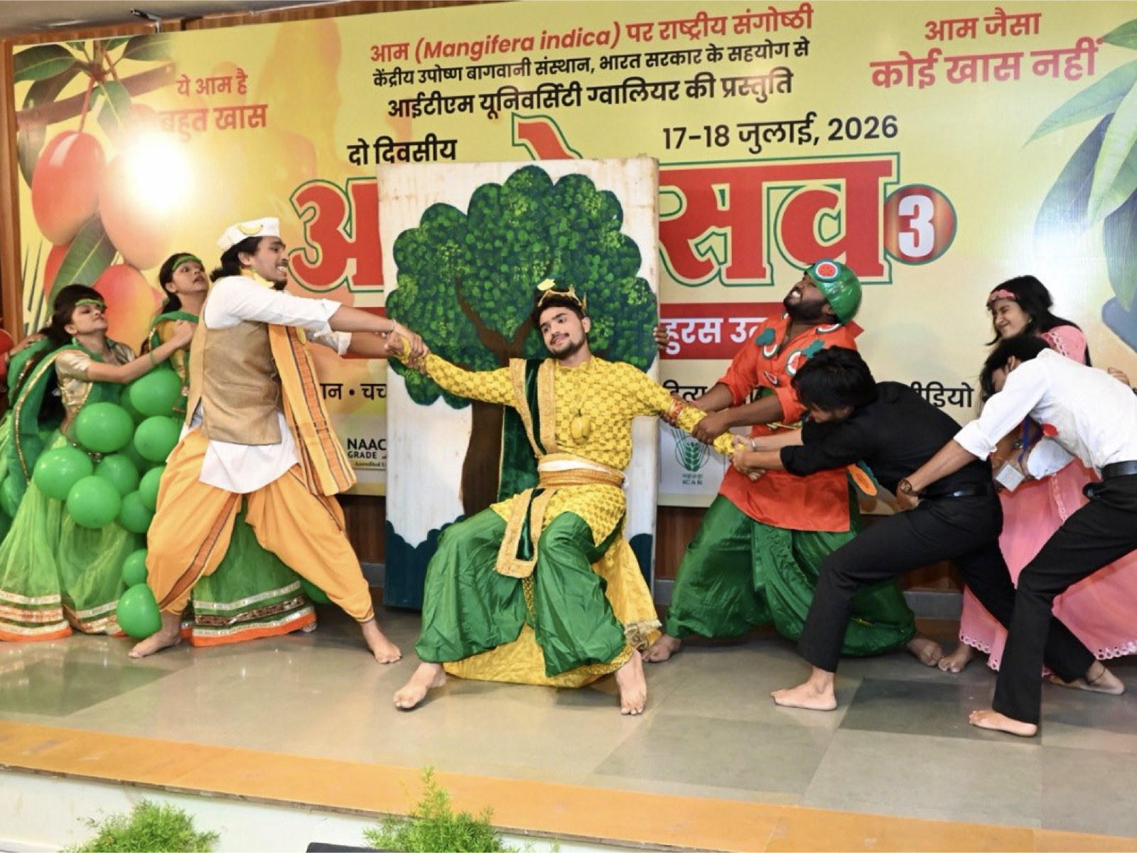 The mango exhibition was one of the key highlights of Aamotsav - III at ITM University Gwalior. Visitors had the opportunity to see more than 200 Indian and international mango varieties under one roof.