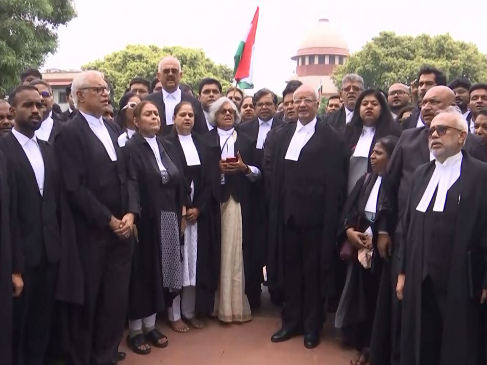 Supreme Court lawyers recite preamble (Photo/ANI) 