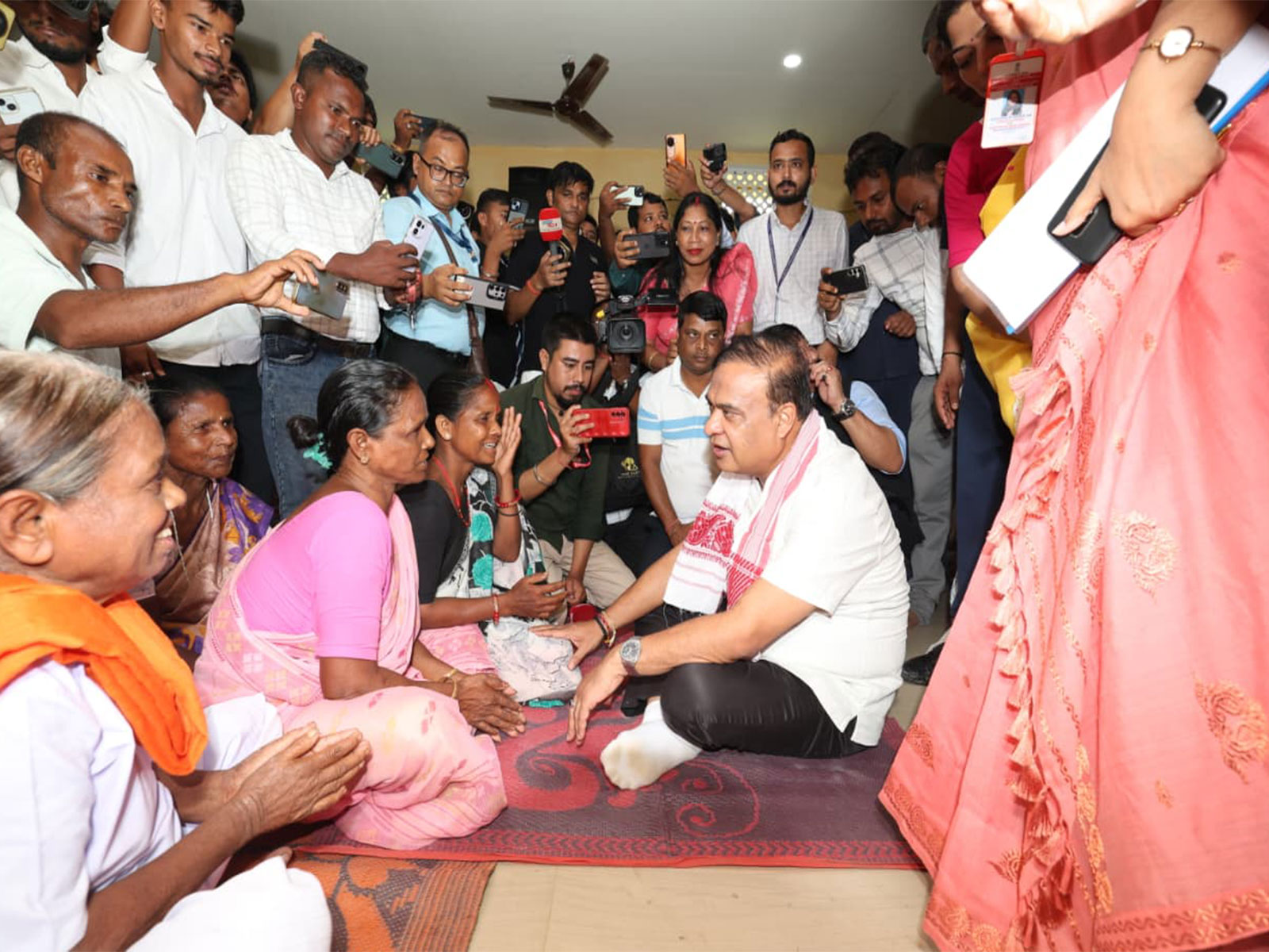 Assam CM Himanta Biswa Sarma interacts with flood-affacted families in Golaghat (Photo/Assam CMO)