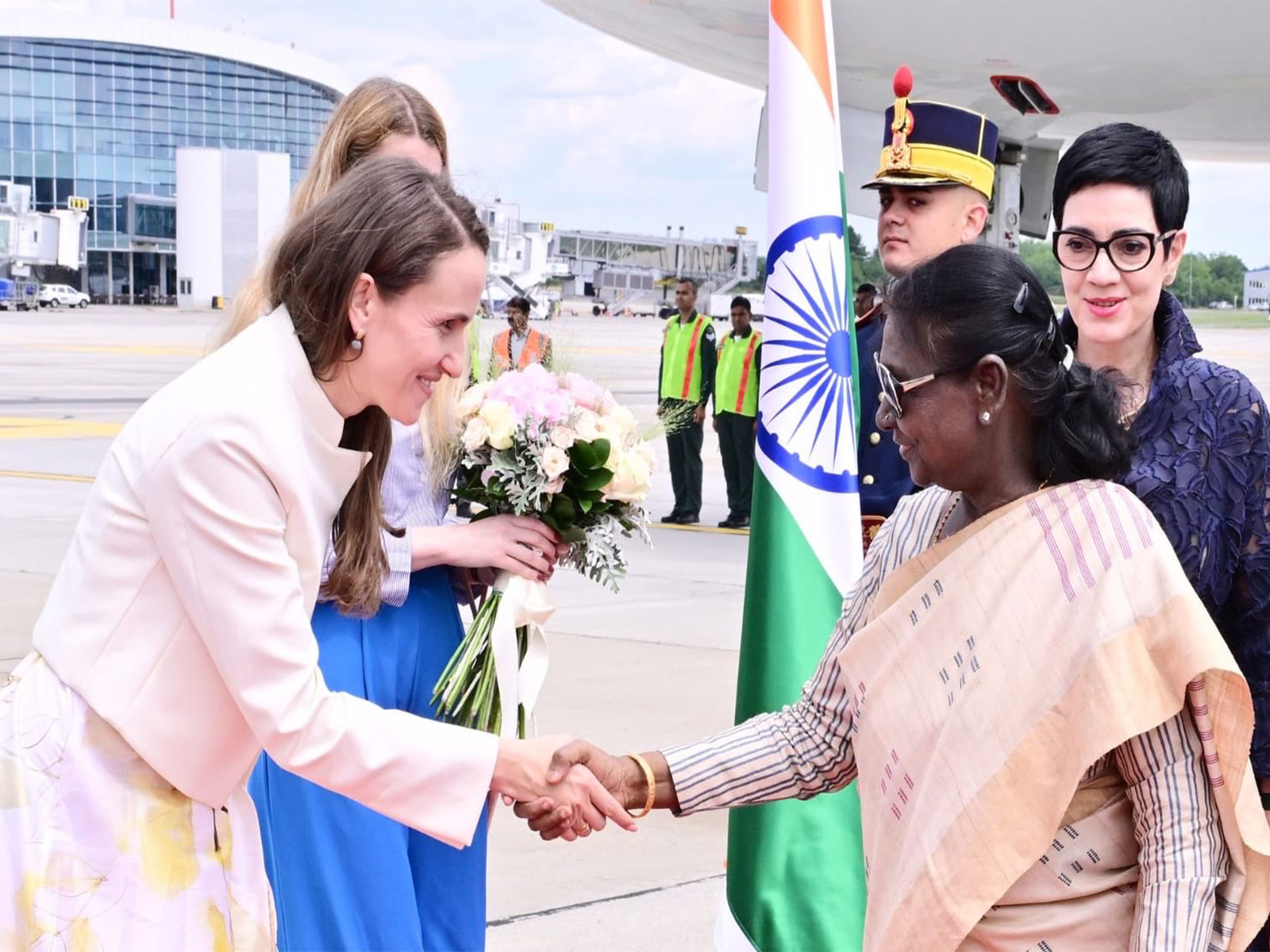 President Droupadi Murmu getting received at the airport by Romania's Minister of Foreign Affairs, Oana-Silvia Toiu (Photo/X/@MEAIndia)