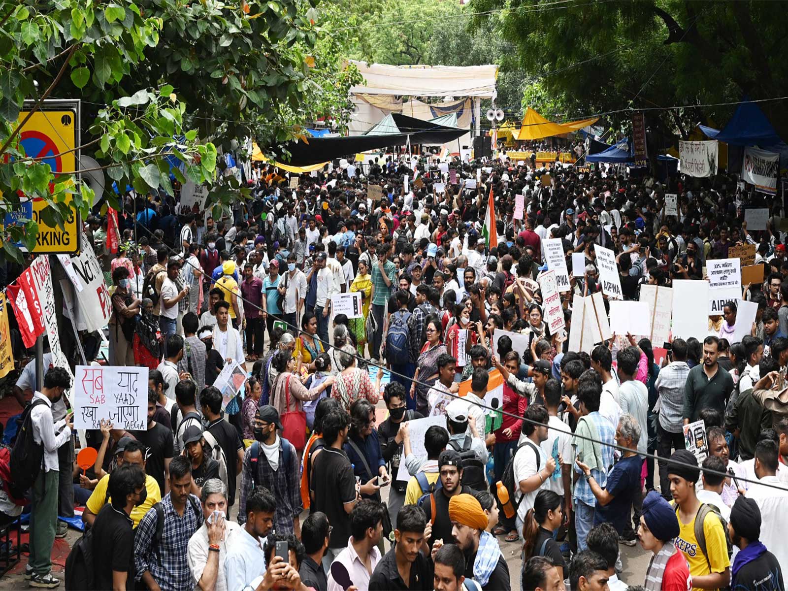 Hundreds of students protest at Jantar Mantar (Photo/ANI)