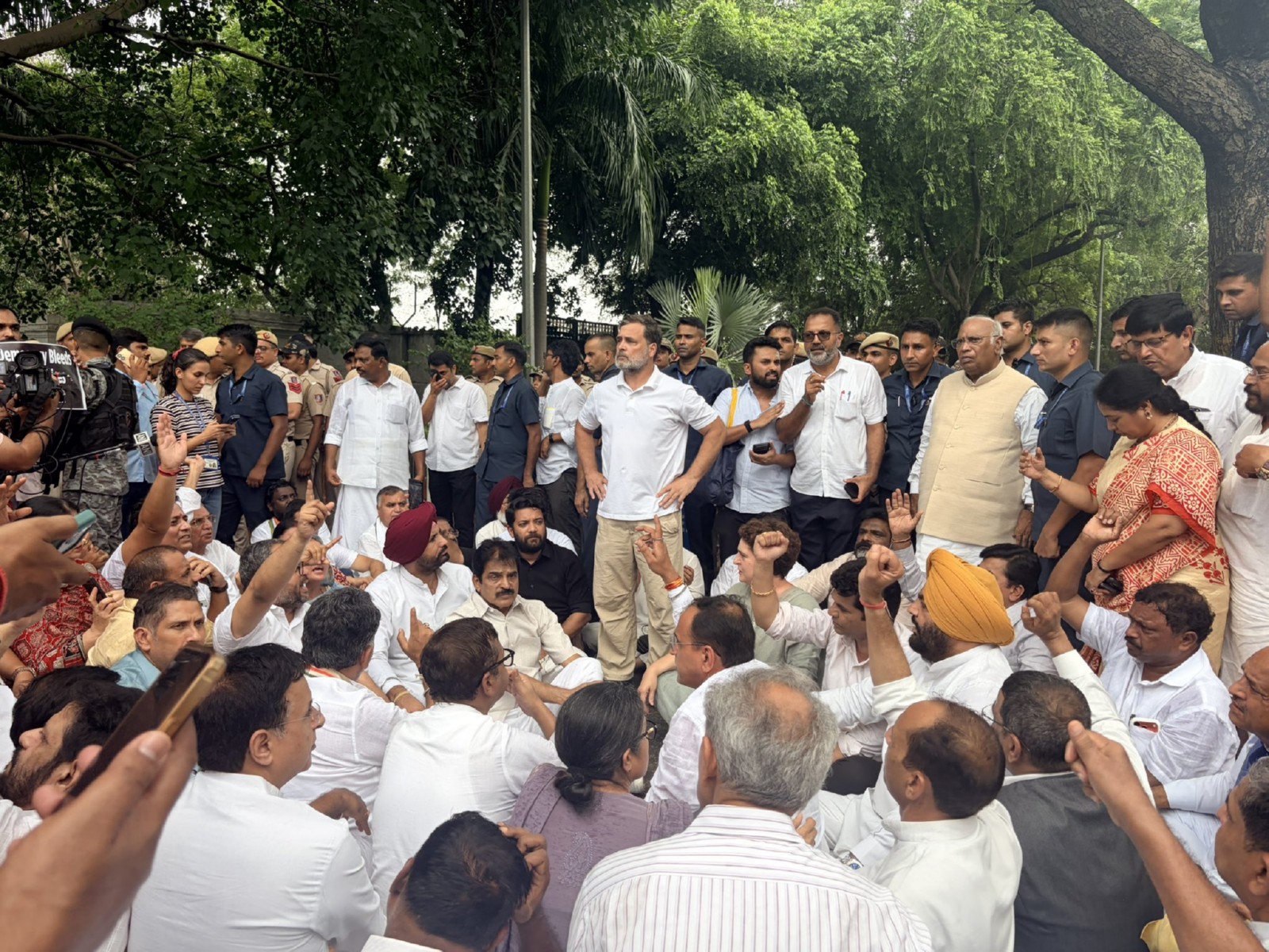 Congress leaders Rahul Gandhi, Mallikarjun Kharge and others (Photo/x/@RahulGandhi)