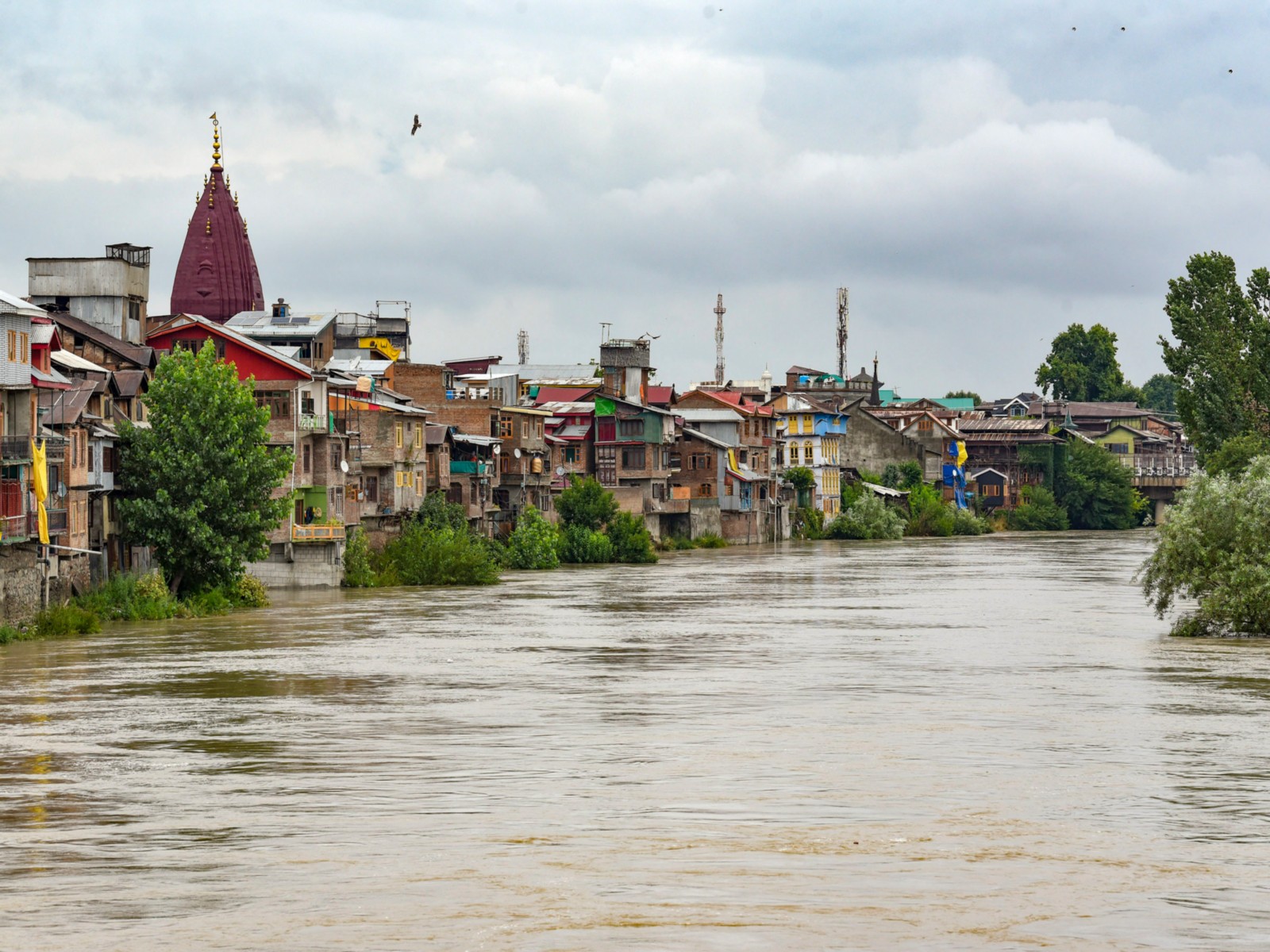 Overflowing Jhelum River as water level rises following heavy rainfall (Photo/ANI)