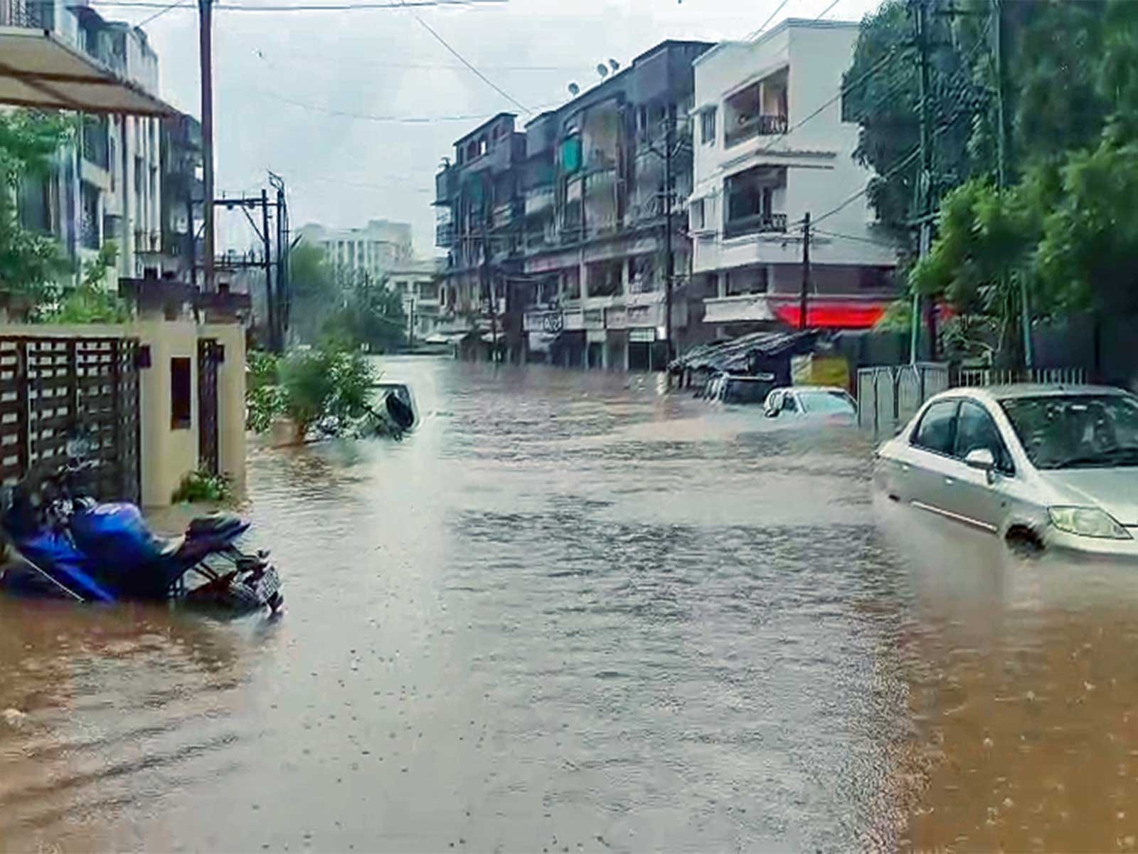 Heavy rain triggers flooding in Valsad as Auranga River overflows (Photo/ANI)