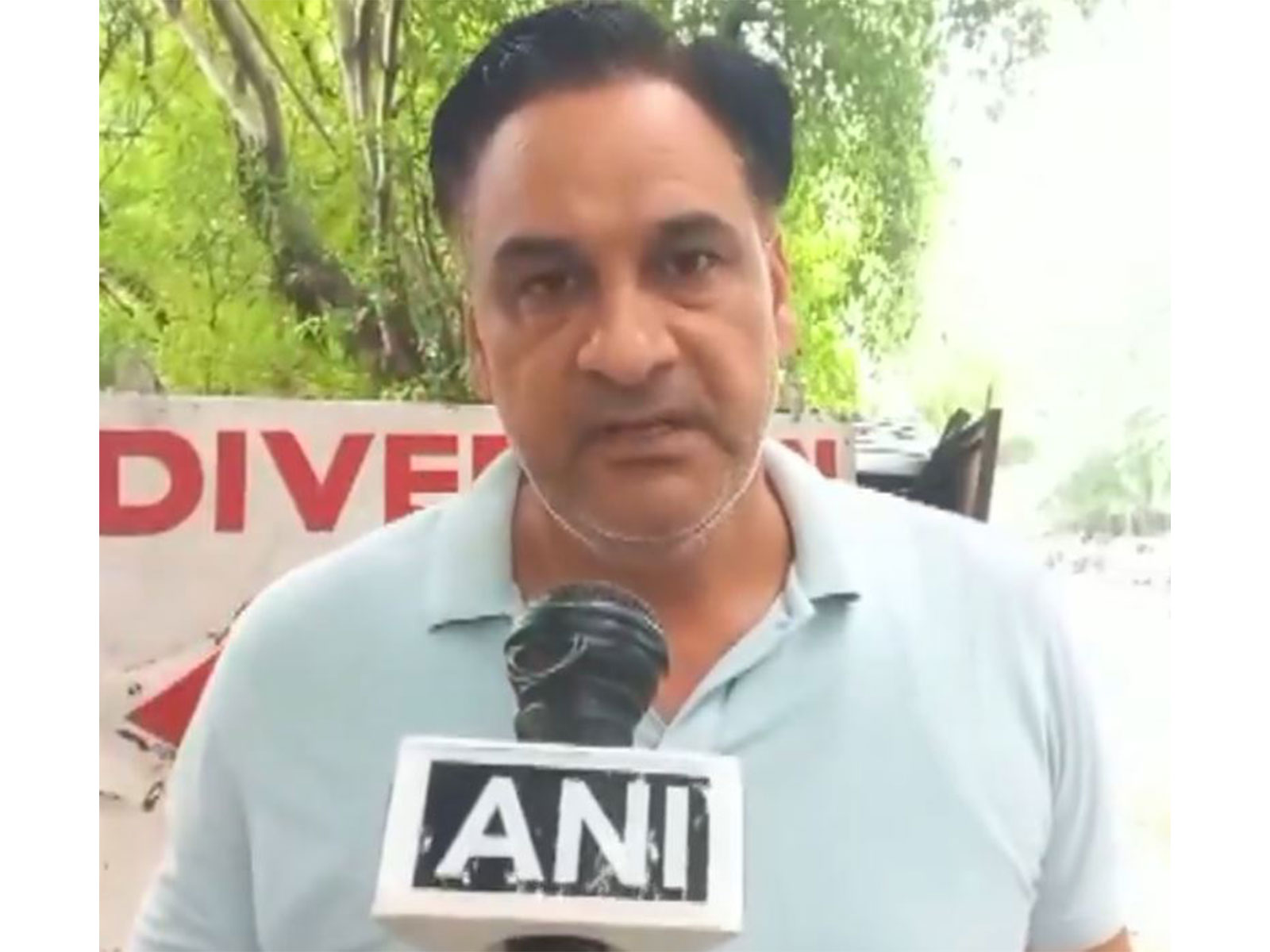 Eyewitness Pradeep at the site of the fatal accident in Vasant Kunj, Delhi (Photo/ANI)