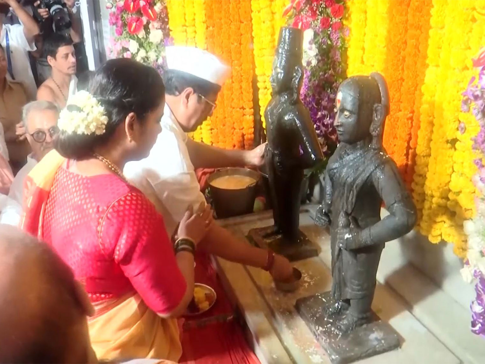 Mumbai Mayor Tawde performs puja at Vitthal-Rukmini Temple on Ekadashi (Photo/ANI)