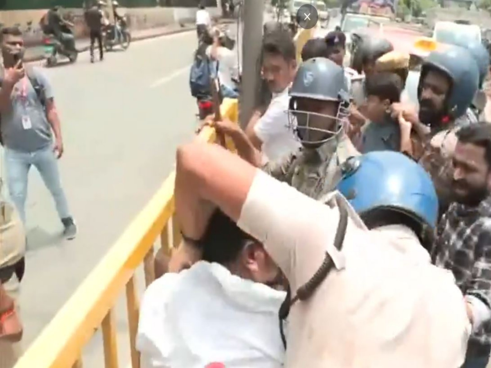 Clash erupts between police and protestors in Bihar (Photo/ANI)