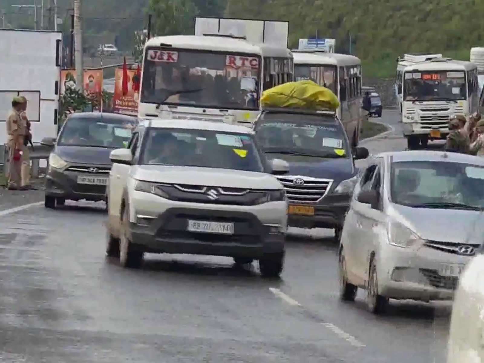 19th batch of Amarnath Yatra pilgrims crosses Chanderkote in Ramban district (Photo/ANI)