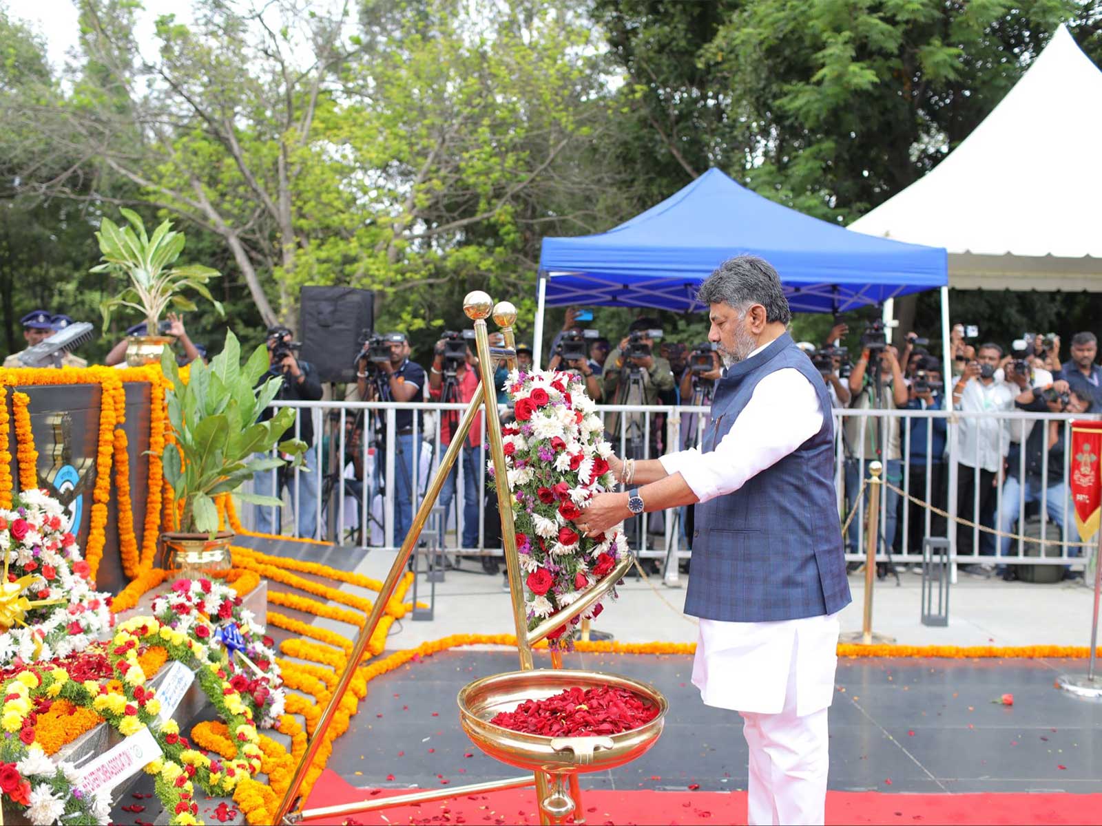 Karnataka CM Shivakumar pays tribute to Kargil War heroes on 27th Kargil Vijay Diwas (Photo/X@DKShivakumar)