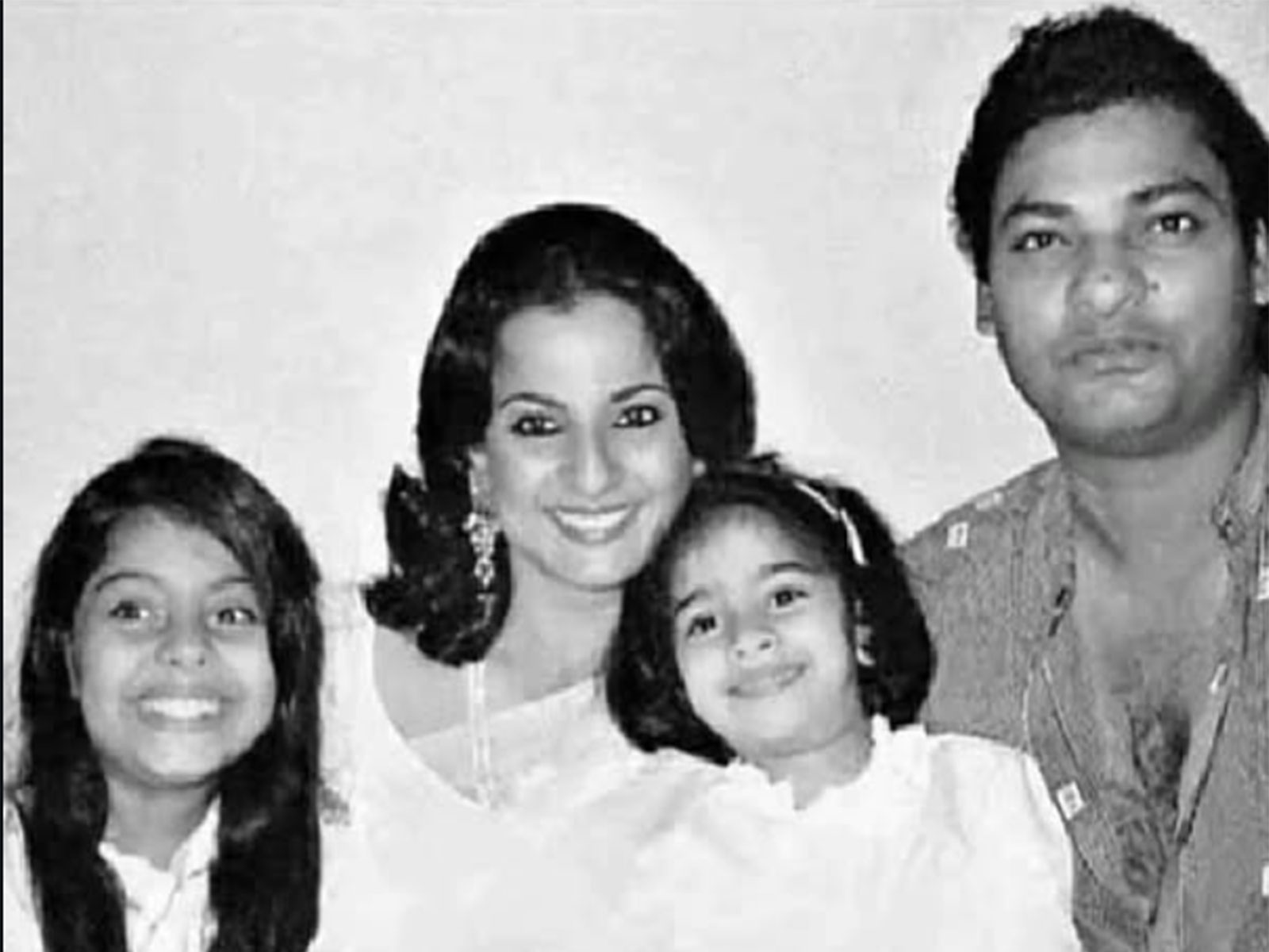 Kajol with her parents Tanuja, Shomu Mukherjee and sister Tanishaa (Photo/Instagram/@kajol)