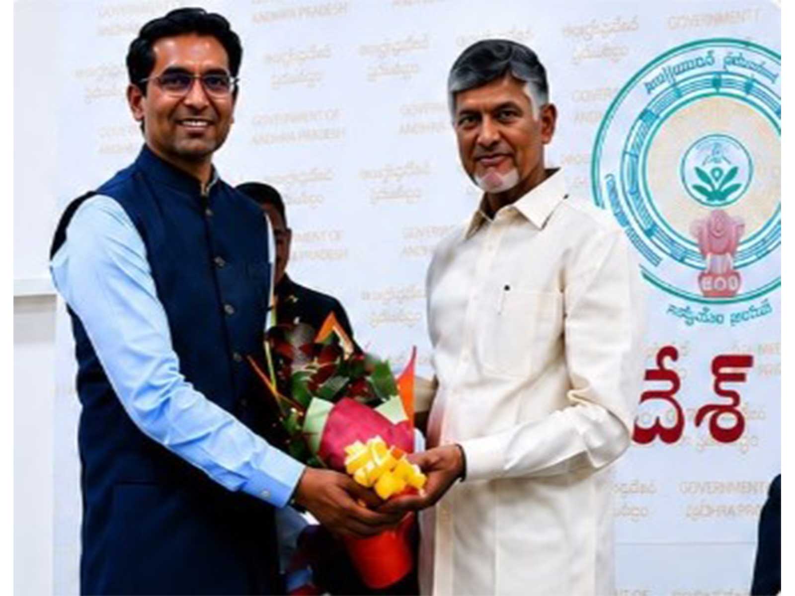 Commerce Ministry officials meet Andhra CM over tobacco market (Photo/PIB)