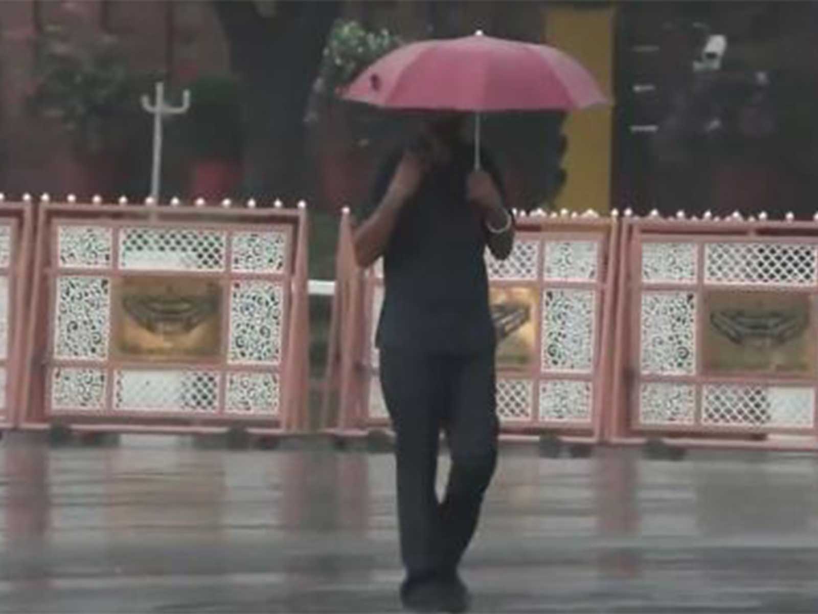 Rain lashes several parts of the national capital (Photo/ANI)