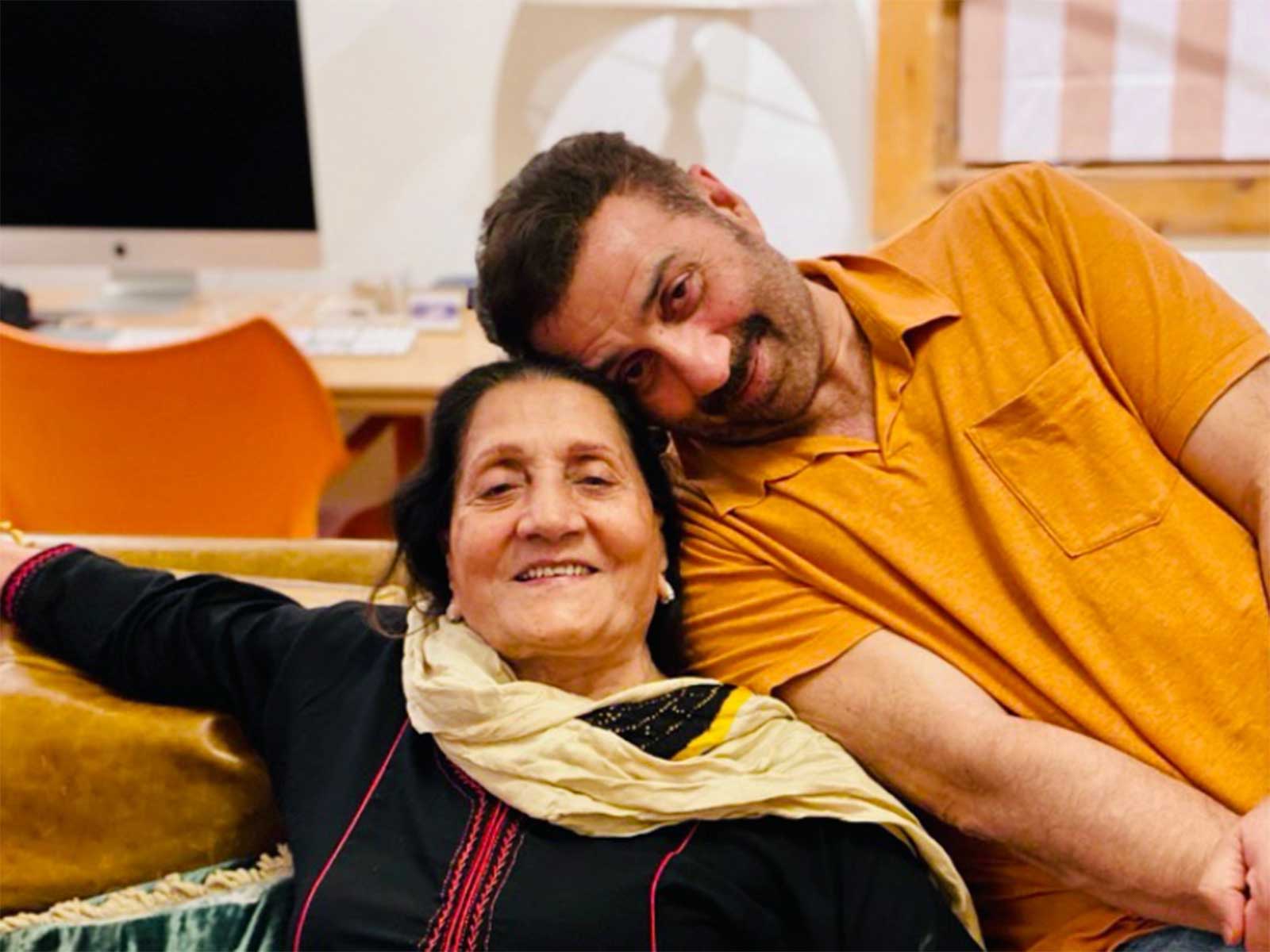 Sunny Deol with mother Prakash Kaur (Photo/Instagram/@iamsunnydeol)