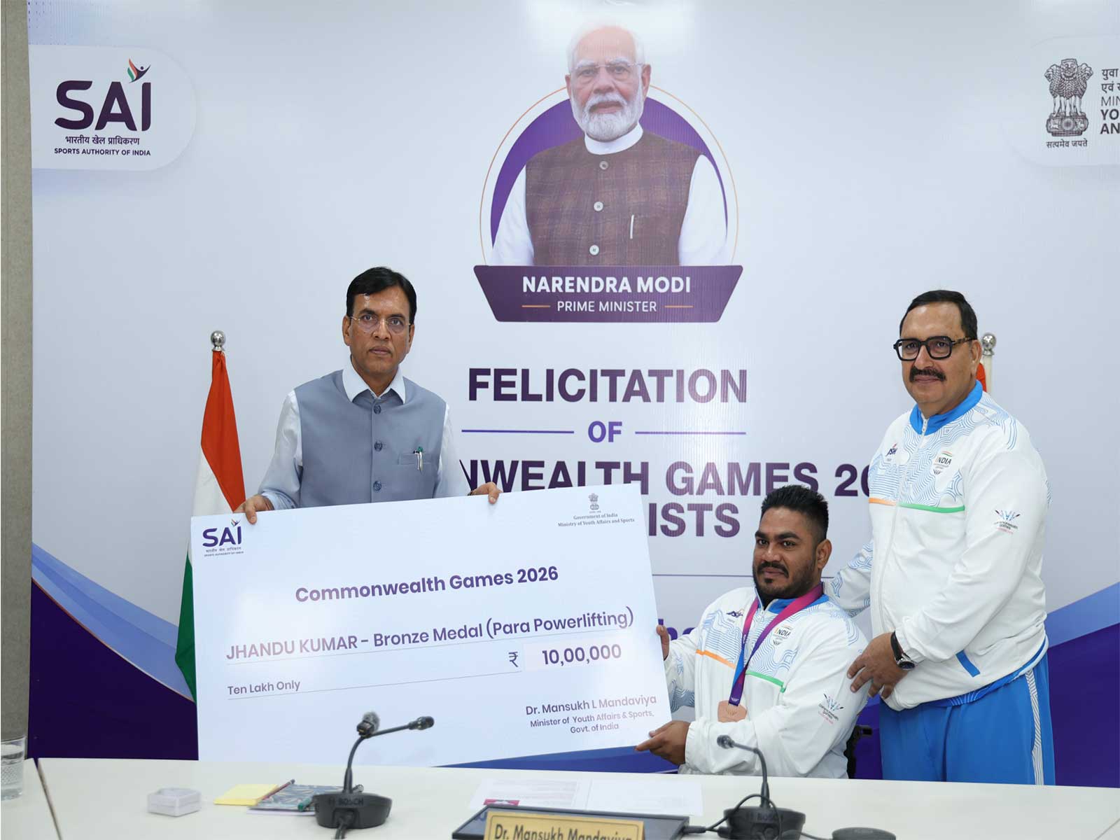 Mansukh Mandaviya felicitating Jhandu Kumar (Photo: SAI Media)
