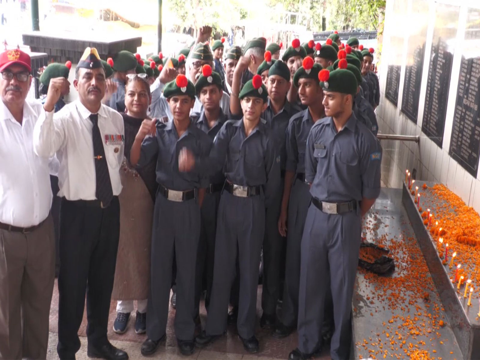 Ex-servicemen, NCC cadets pay tribute to matyrs (Photo/ANI)