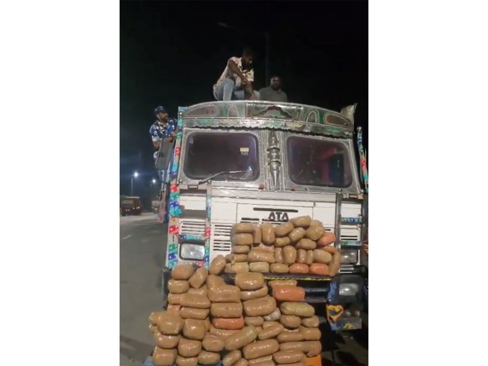Kolkata STF and Purulia police seize massive marijuana consignment on NH-18 (Photo:@SuvenduWB/X)