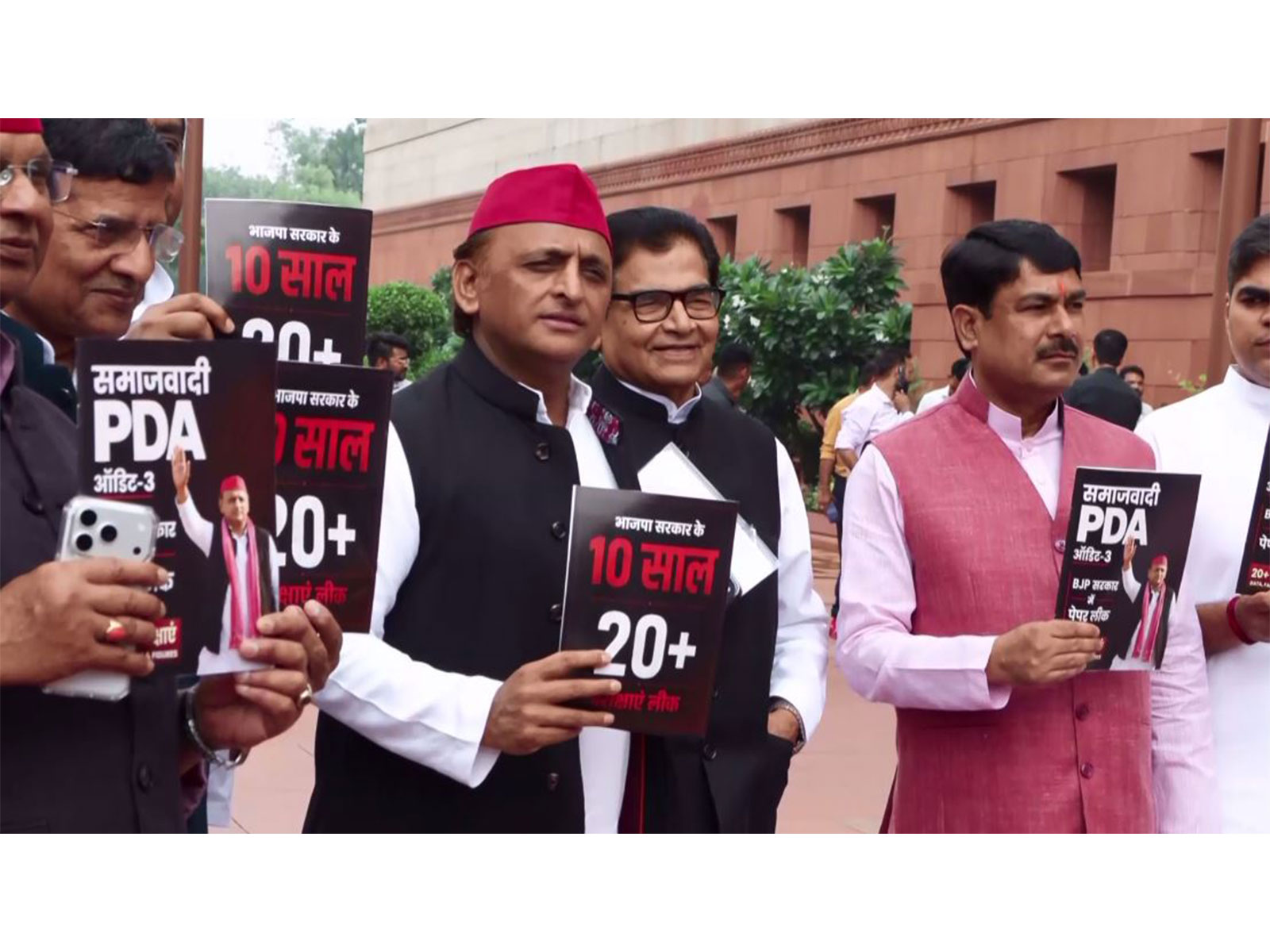 Samajwadi Party chief Akhilesh Yadav, SP MPs protests in Parliament complex (Photo/ANI)
