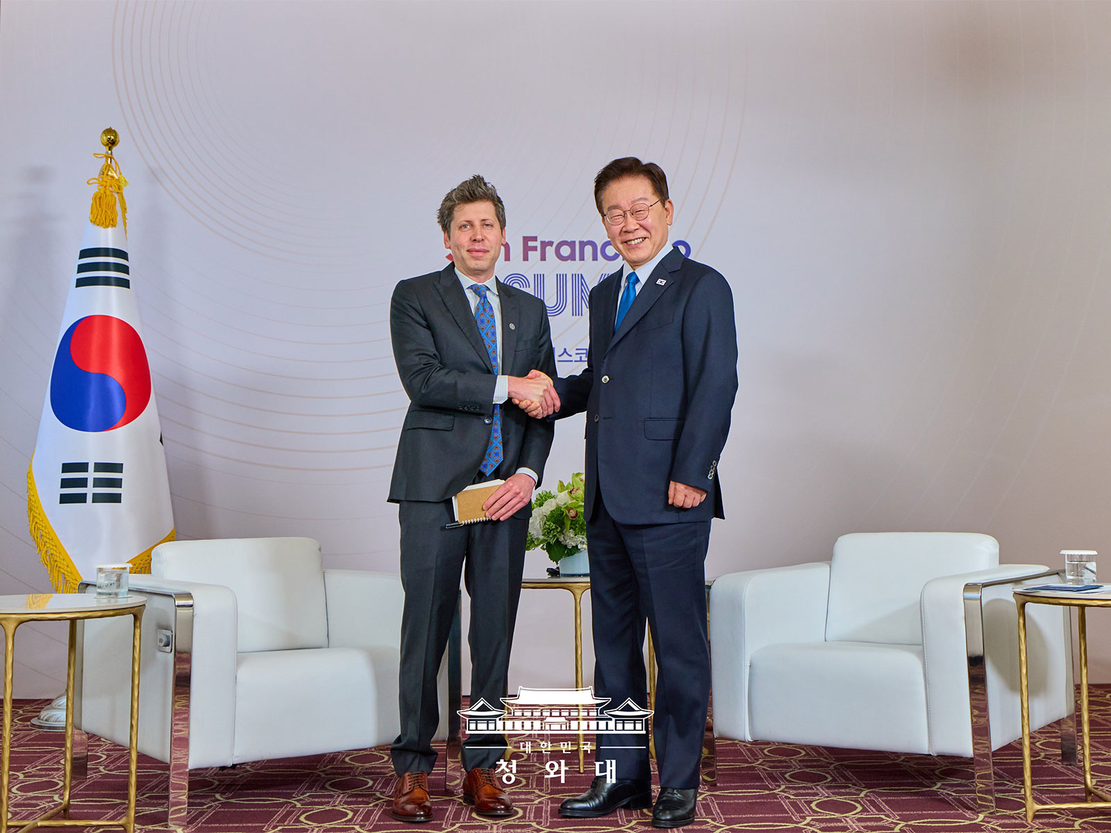 South Korea President Lee Jae Myung shakes hands with OpenAI CEO Sam Altman (Photo/@Jaemyung_Lee)