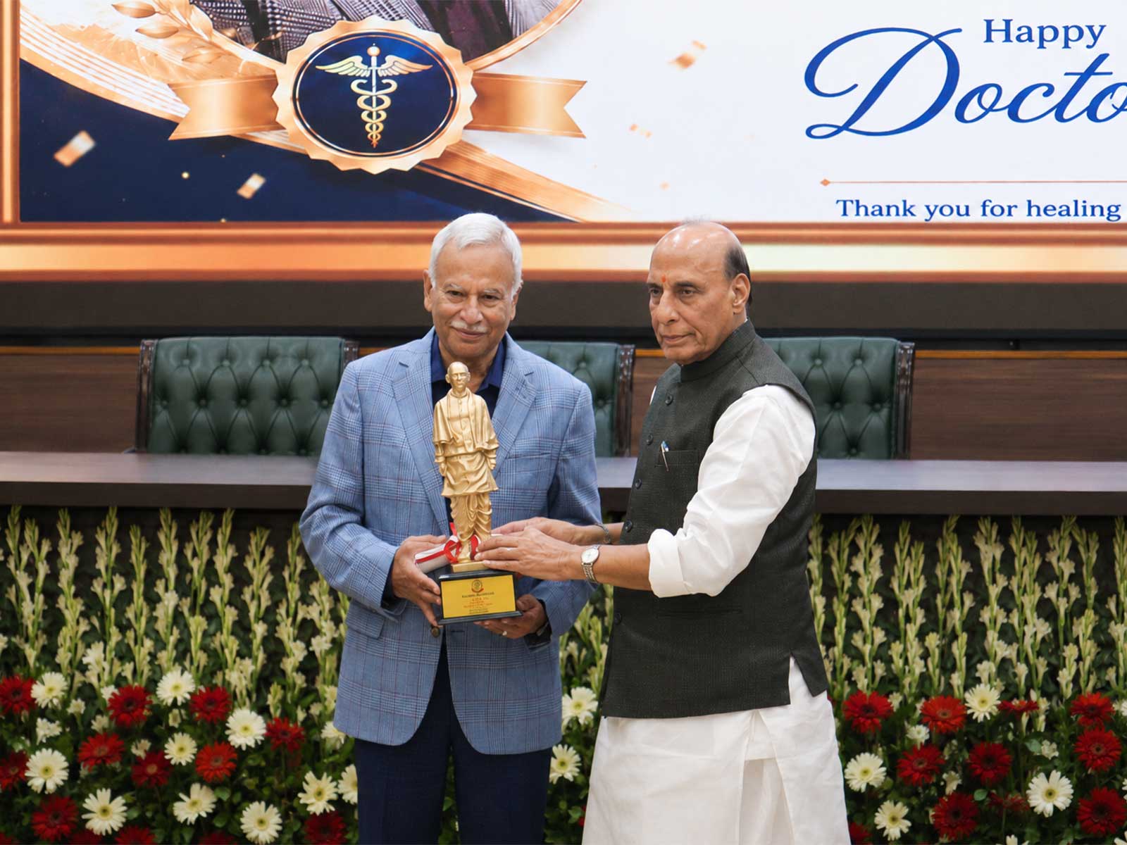 Dr. Navin Dang conferred IMA Lifetime Achievement Award BY Union Defence Minister Rajnath Singh (Photo/IMA)