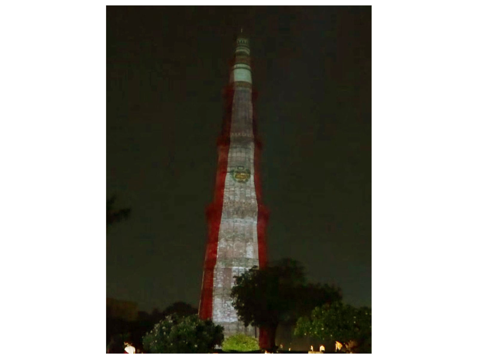 Qutb Minar illuminated in Peru's national colours on the occasion of 205th Independence Day (Photo/ANI)