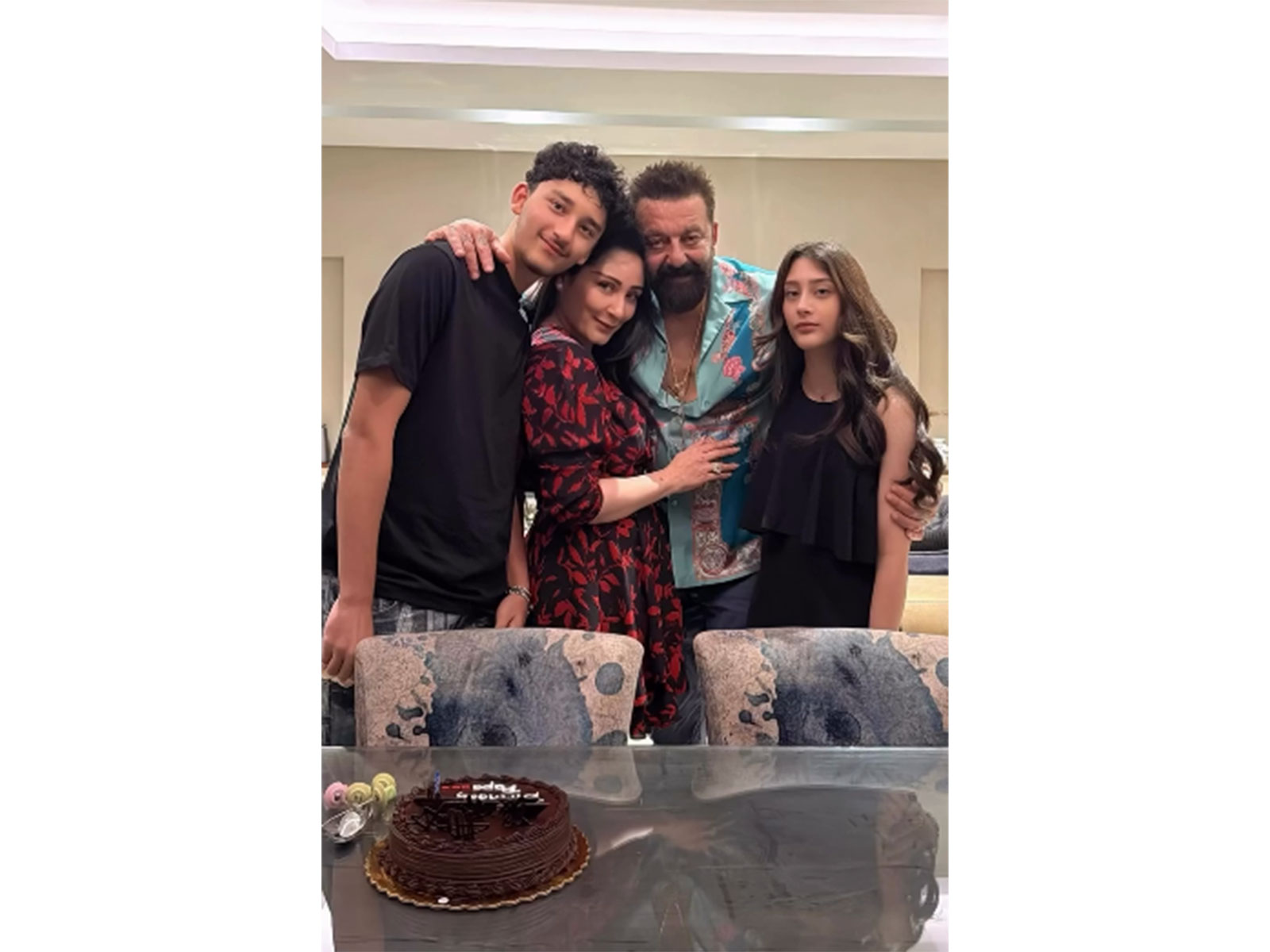 Sanjay Dutt with wife Maanayata and their kids (Photo/Instagram@maanayata)