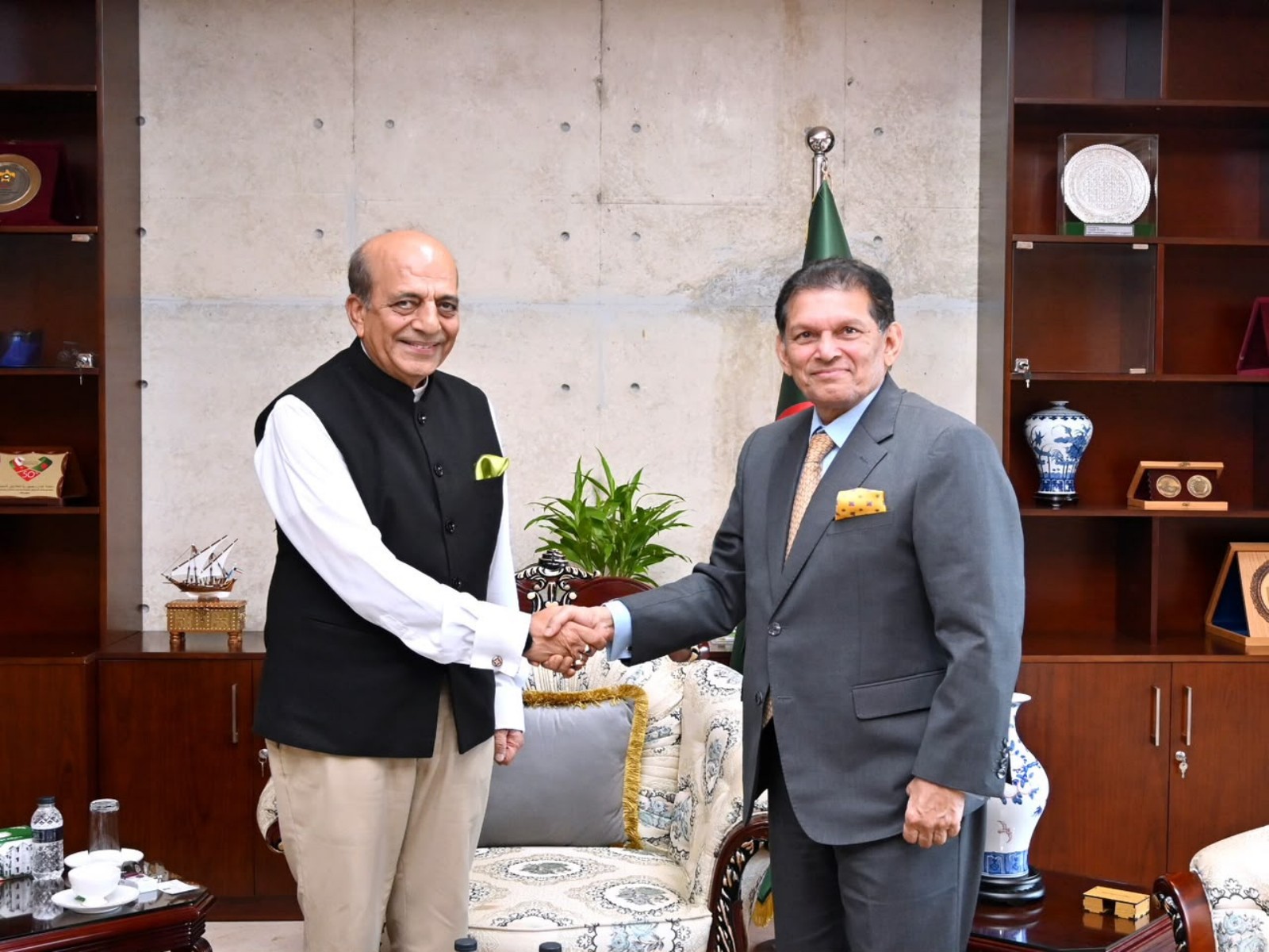 Indian High Commissioner to Bangladesh Dinesh Trivedi with  Bangladesh Foreign Minister Khalilur Rahman (Photo/Bangladesh Foreign Ministry)