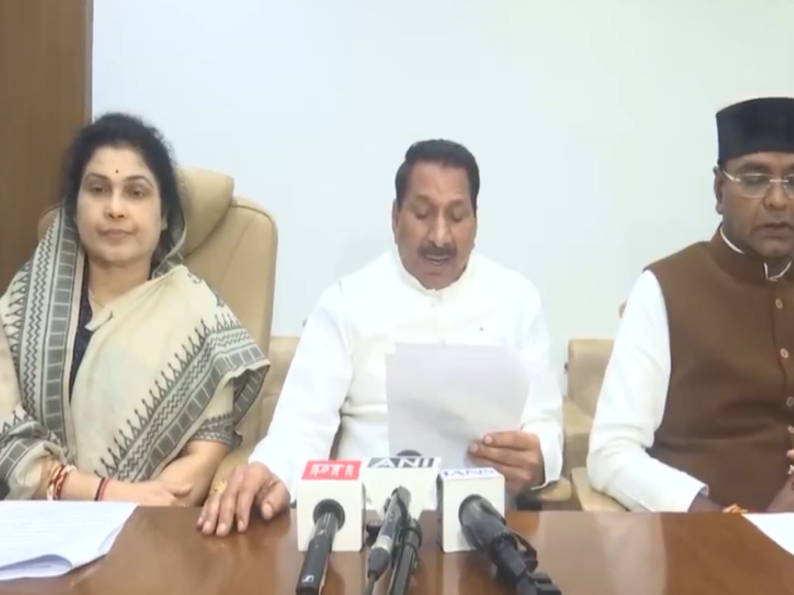 MP Minister Edal Singh Kanshana is addressing the reporters (Photo/ANI)