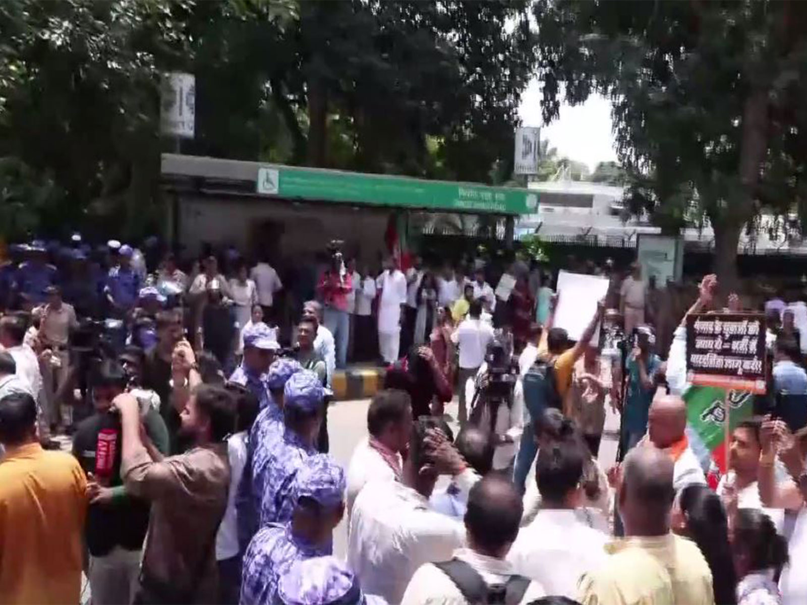 Visual from BJP's protests outside AAP office in delhi (Photo/ANI)