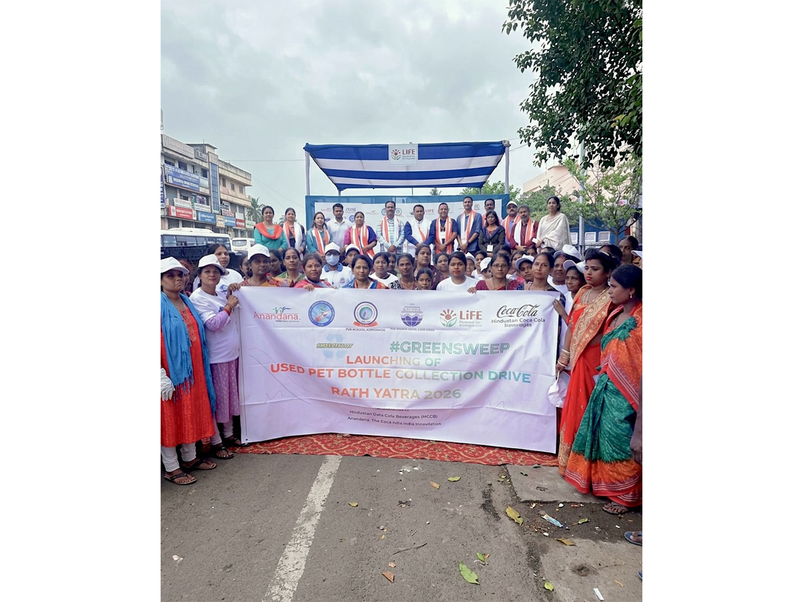  Volunteers, Safai Sathis and community members participating in the Used PET Bottle Collection Drive during Puri Rath Yatra 2026.