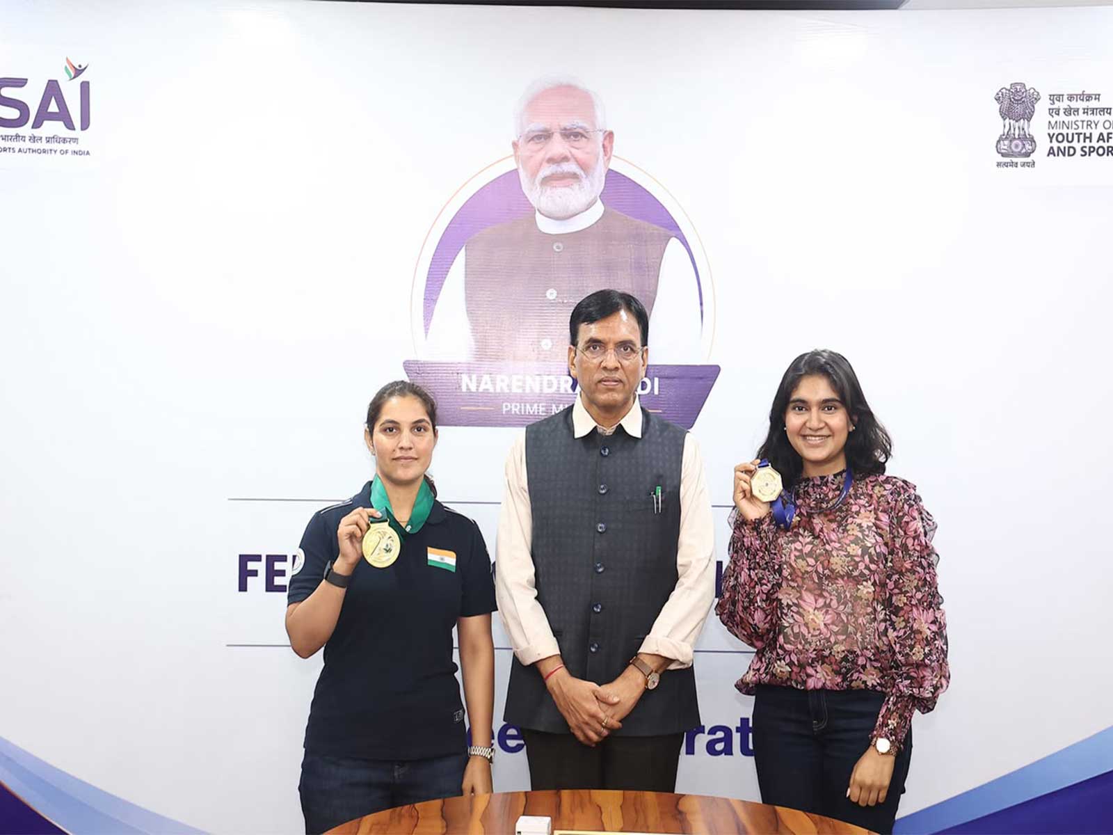 Mansukh Mandaviya with Esha Singh (right)and Neeru Dhanda. (Photo: NRAI)