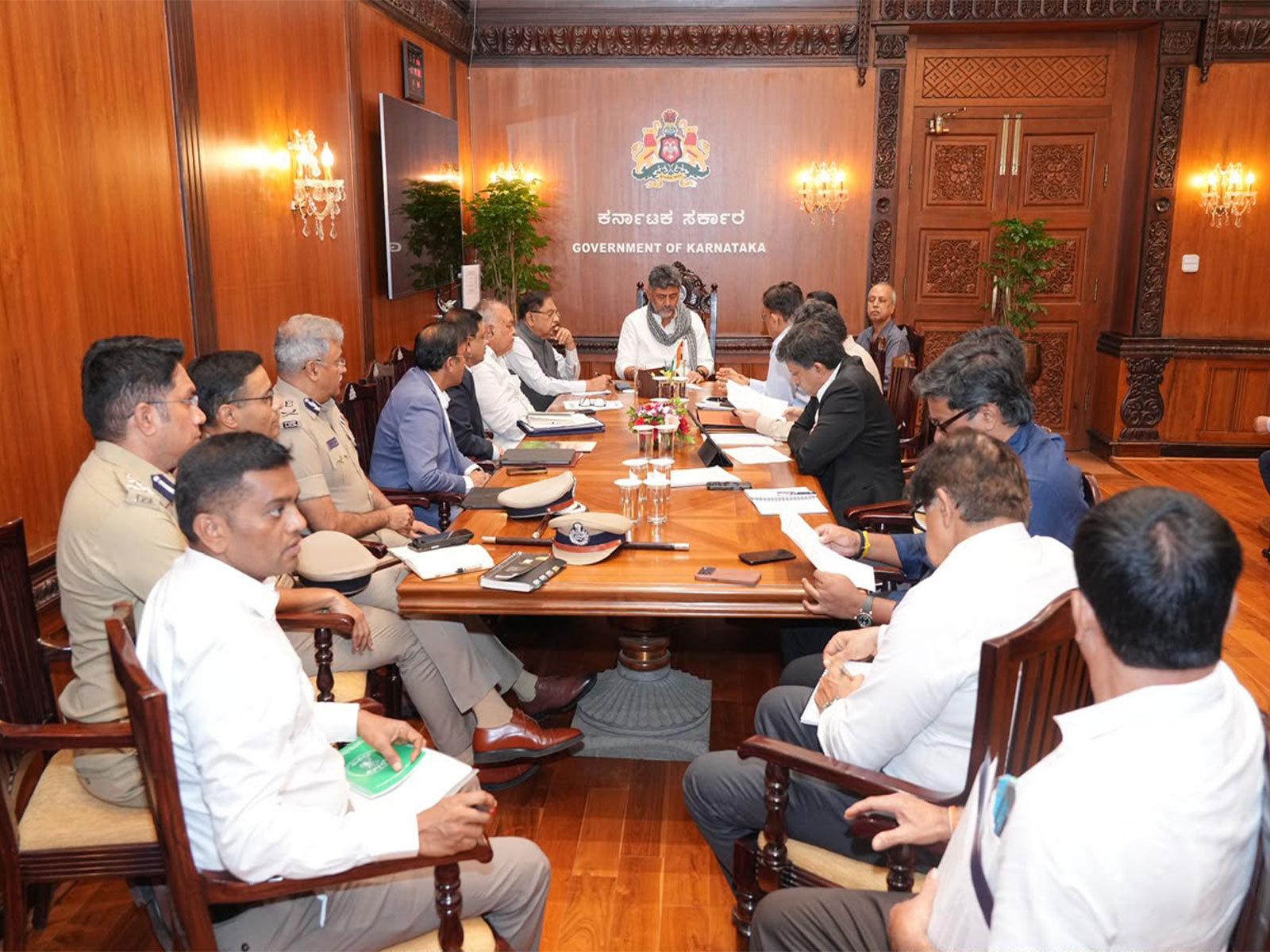 CM DK Shivakumar chairs meeting on Cauvery water situation (Photo/Karnataka CMO)