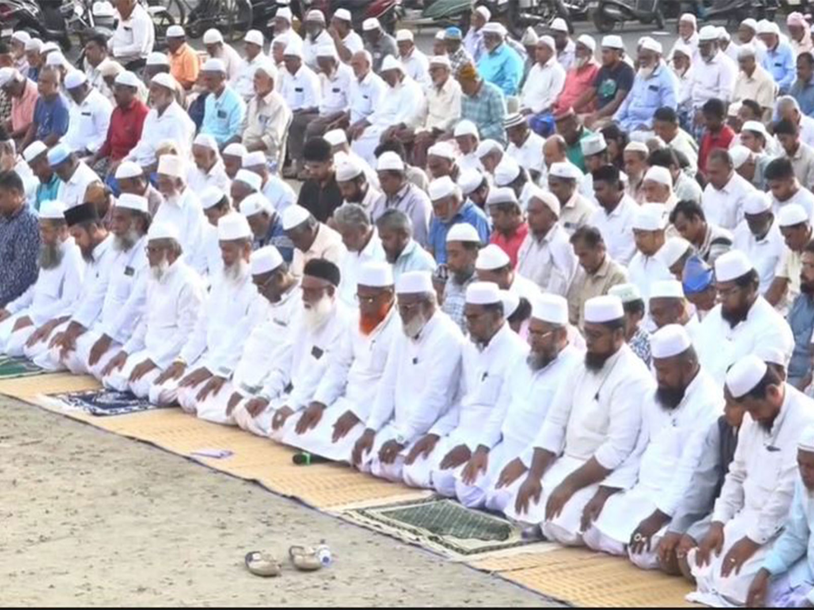 Over 2,000 Muslims gather at Uzhavar Sandhai to offer special prayer seeking rainfall (Photo/ANI)