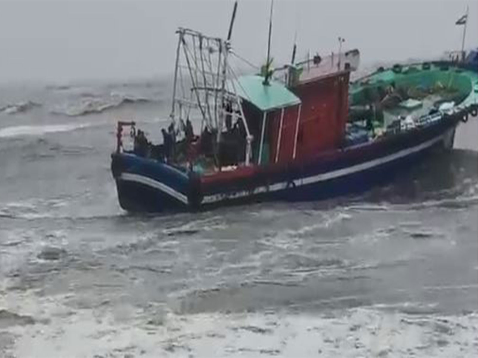 17 fishermen rescued after engine failure off Kozhikode coast (Photo/ANI)