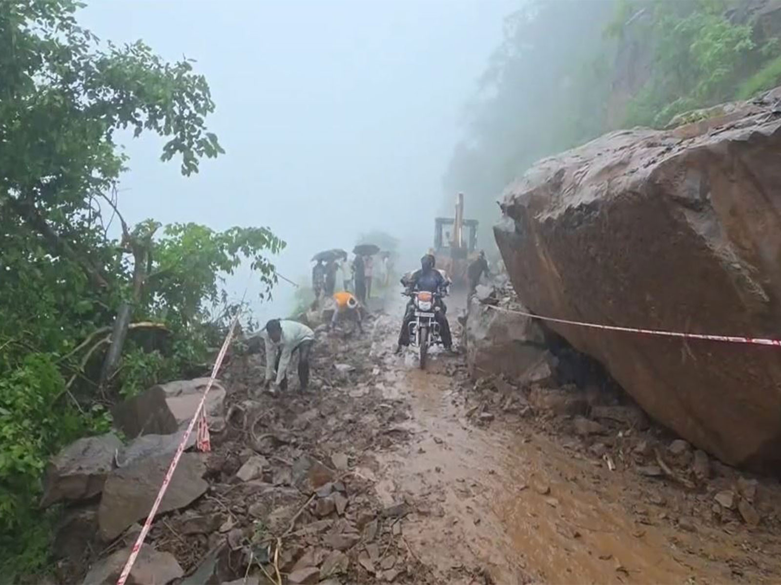 Landslide at Chandsaili Ghat in Nandurbar (Photo/ANI)