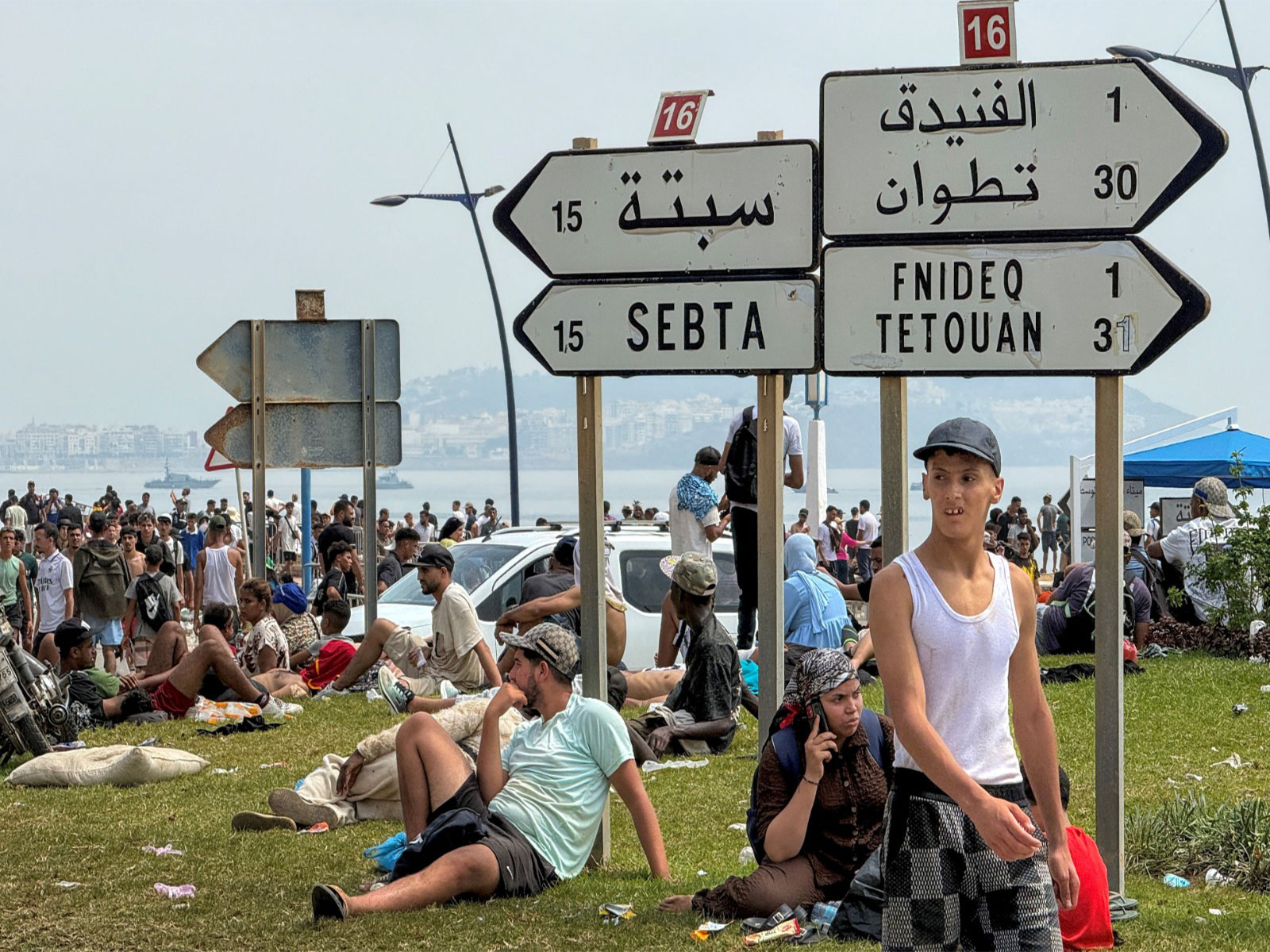 Migrants rest after crossing back from the Spanish enclave of Ceuta, to the Moroccan side of the border in Fnideq (Photo/Reuters)