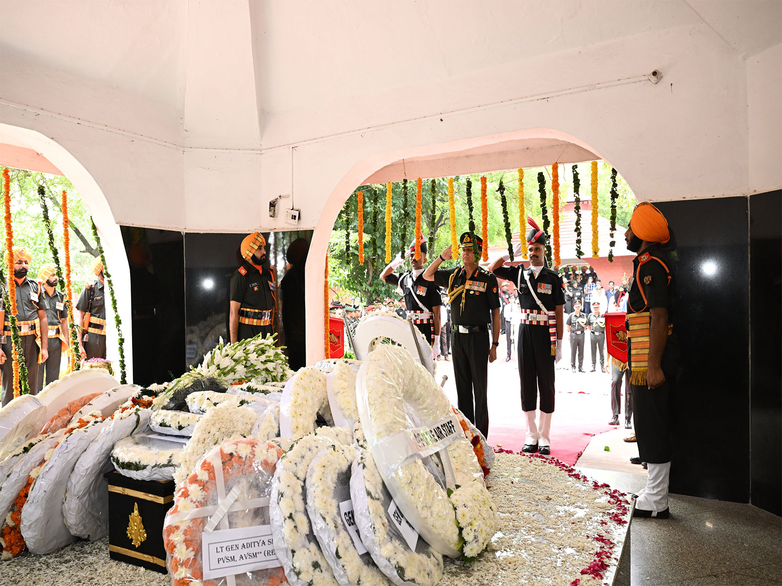 COAS General Dhiraj Seth pays tribute to former COAS General VN Sharma (Photo/Indian Army)