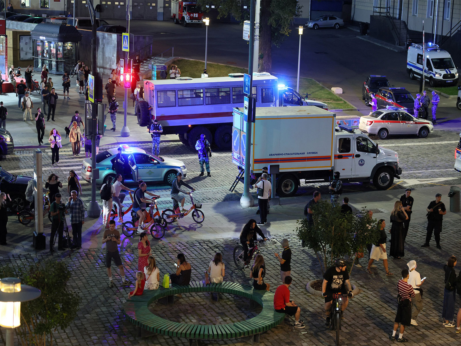 Law enforcement officers and emergency personnel gather near the site of the explosion outside a restaurant in central Moscow, Russia. (Photo/Reuters)