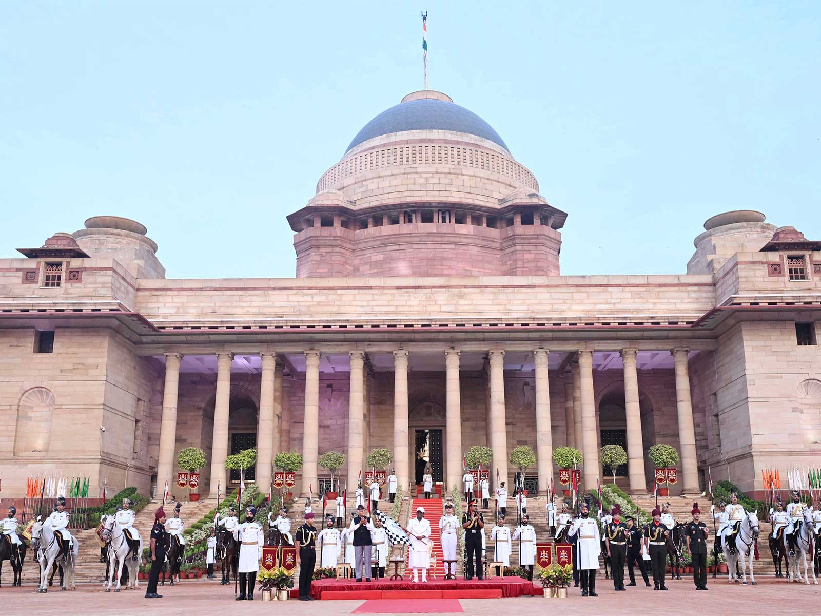 President Droupadi Murmu Murmu flags off PBG Soldierathon at Rashtrapati Bhavan. (Photo: X/@rashtrapatibhvn)