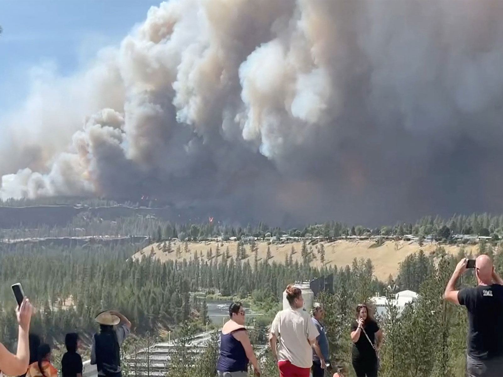 Massive plumes of smoke rise from a wildfire in Spokane, Washington state (Photo/Reuters)