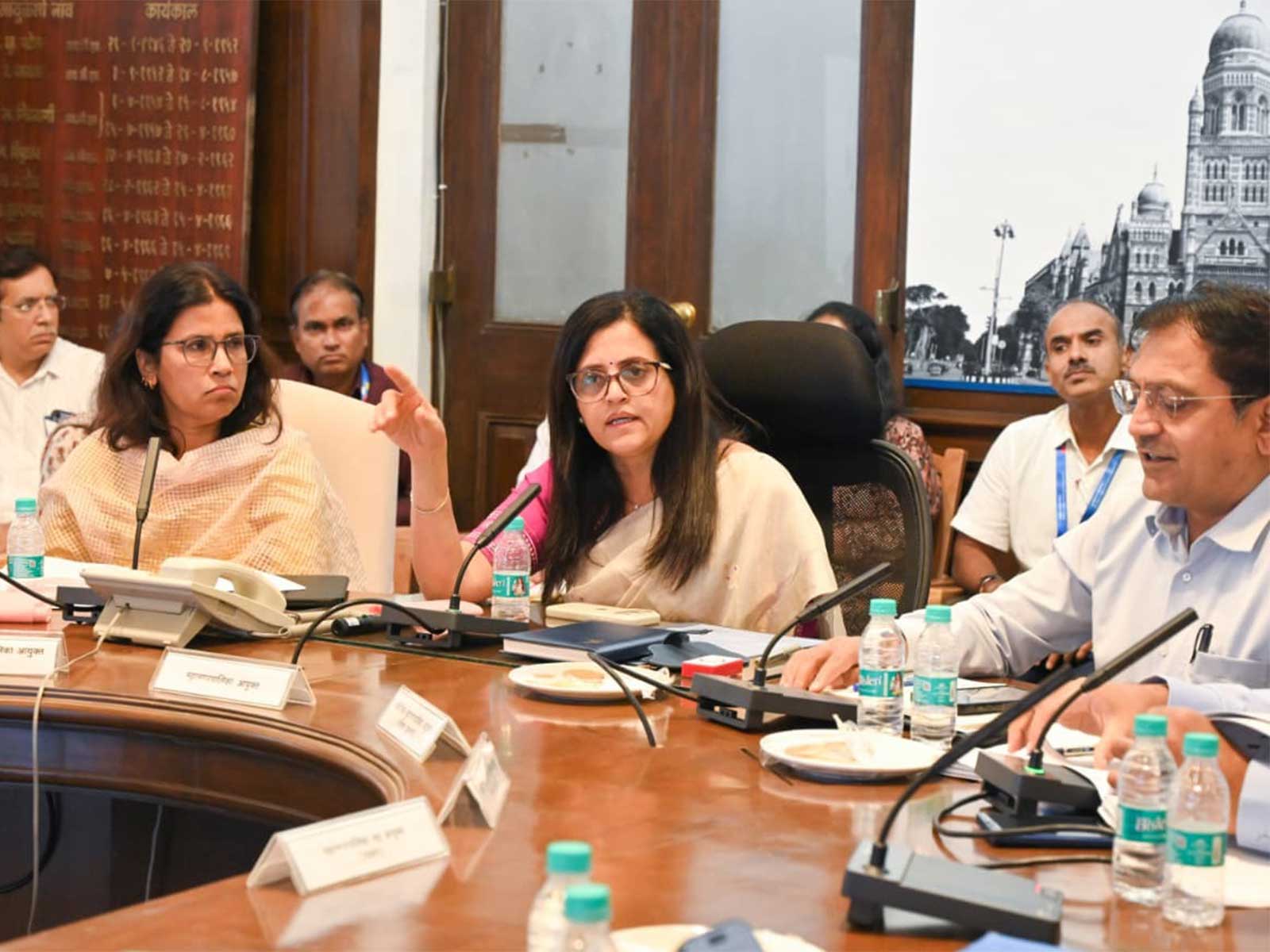 BMC Municipal Commissioner Ashwini Bhide chairs meeting, launches citywide cleanliness drive (Photo/BMC)