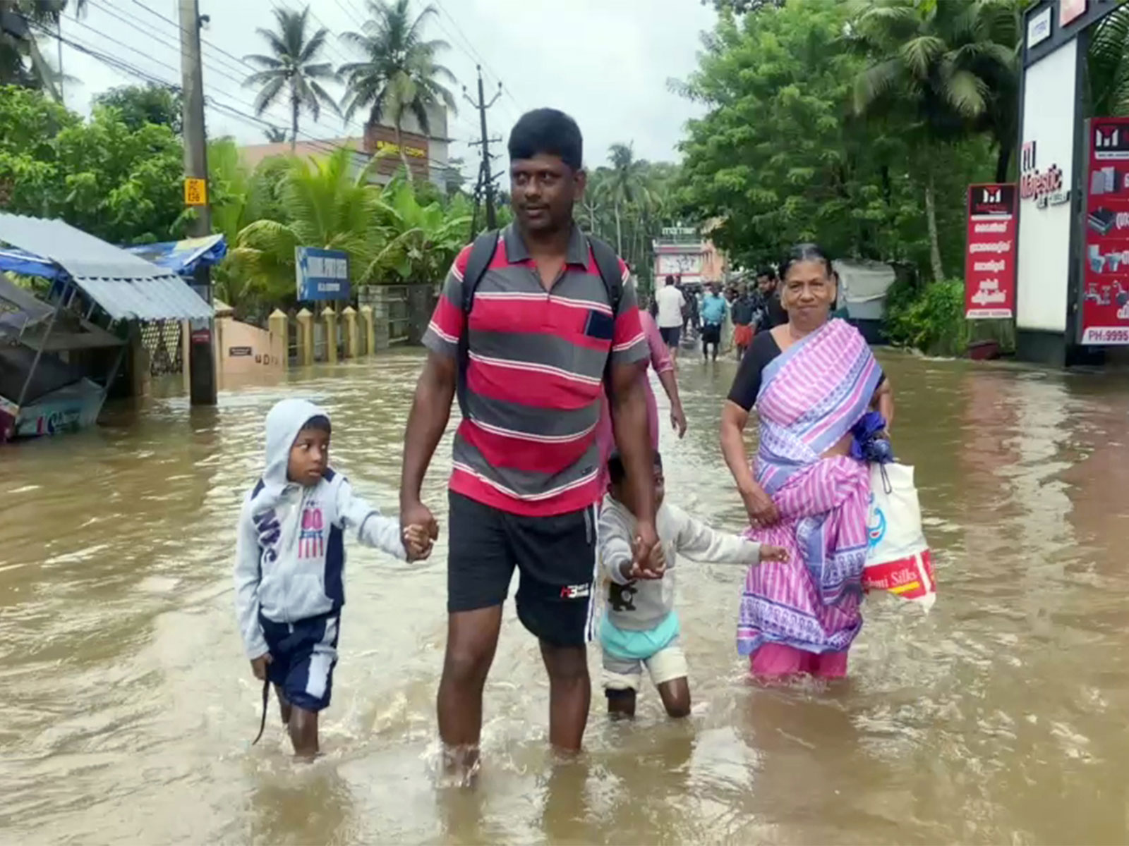 Residents vacate homes as rainwater enters houses (Photo/ANI)