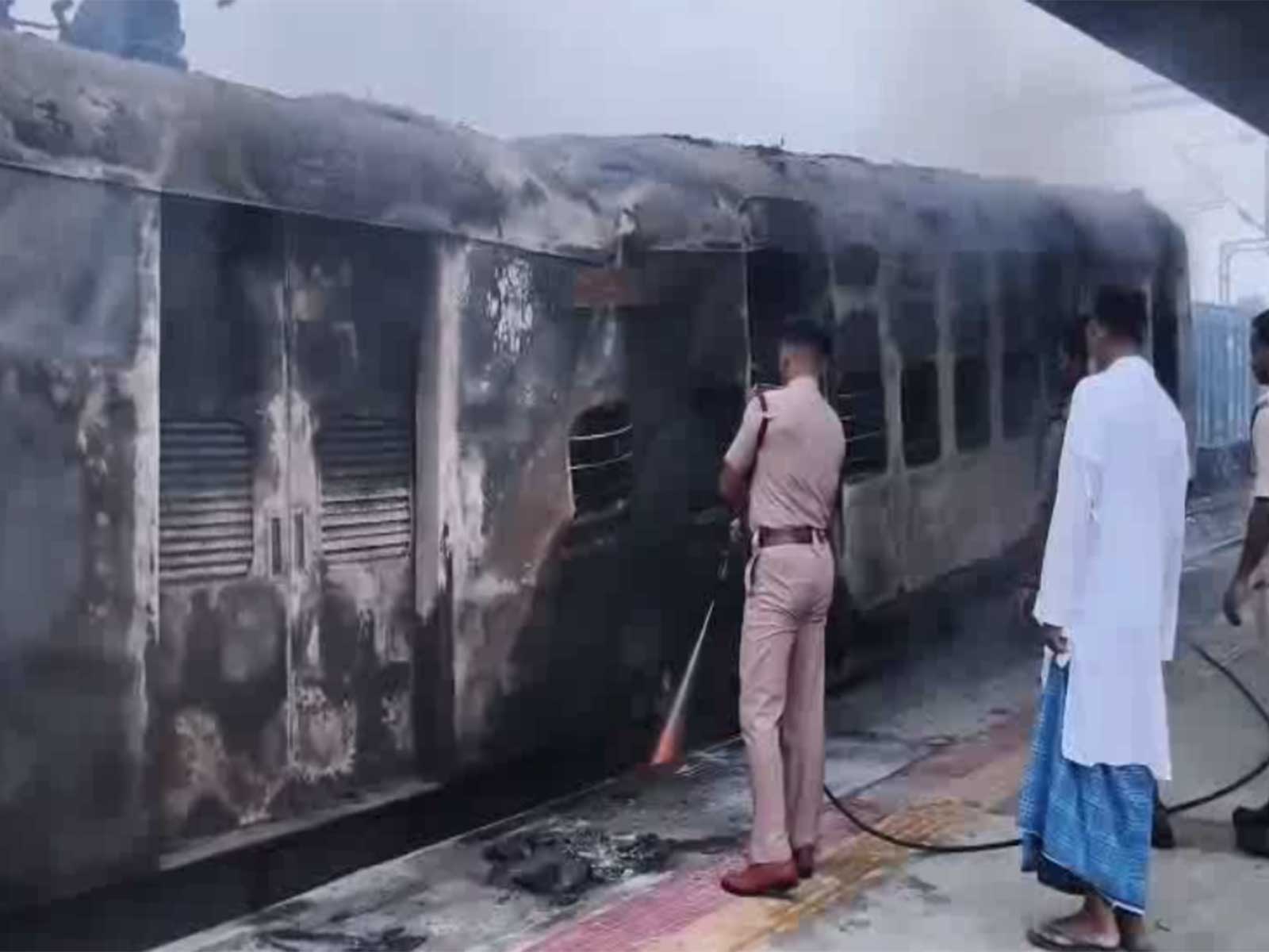Fire in passenger train at Simri Bakhtiyarpur railway station (Photo/ANI)